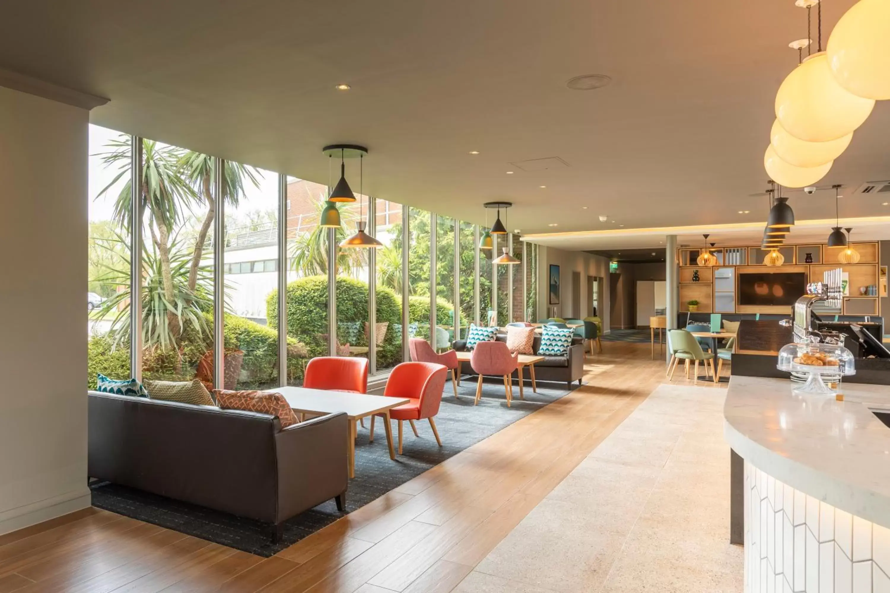 Lounge or bar in Holiday Inn Basildon by IHG Lounge or bar in Holiday Inn Basildon by IHG