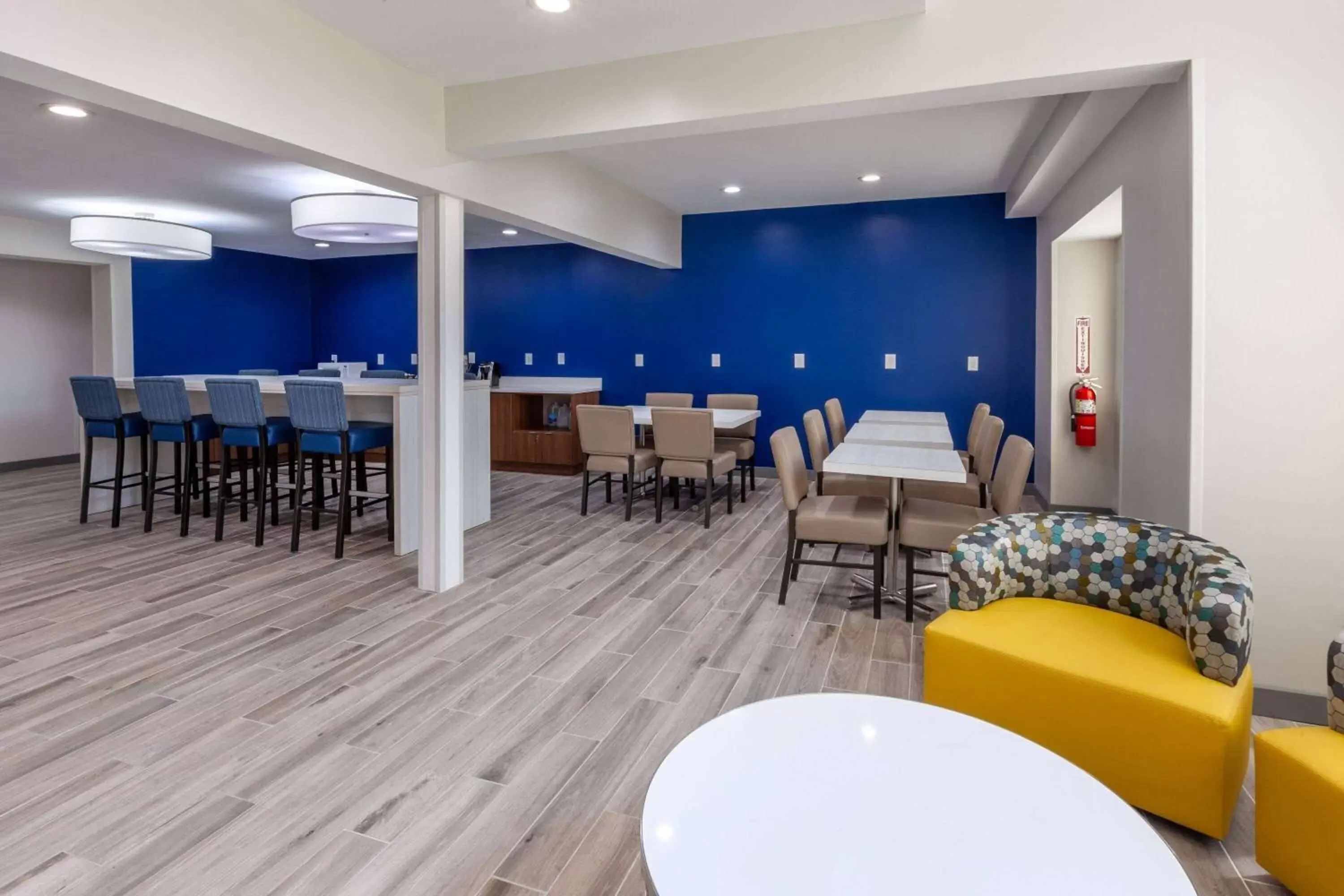 Lobby or reception, Lounge/Bar in Microtel Inn & Suites by Wyndham Sunbury - Columbus North