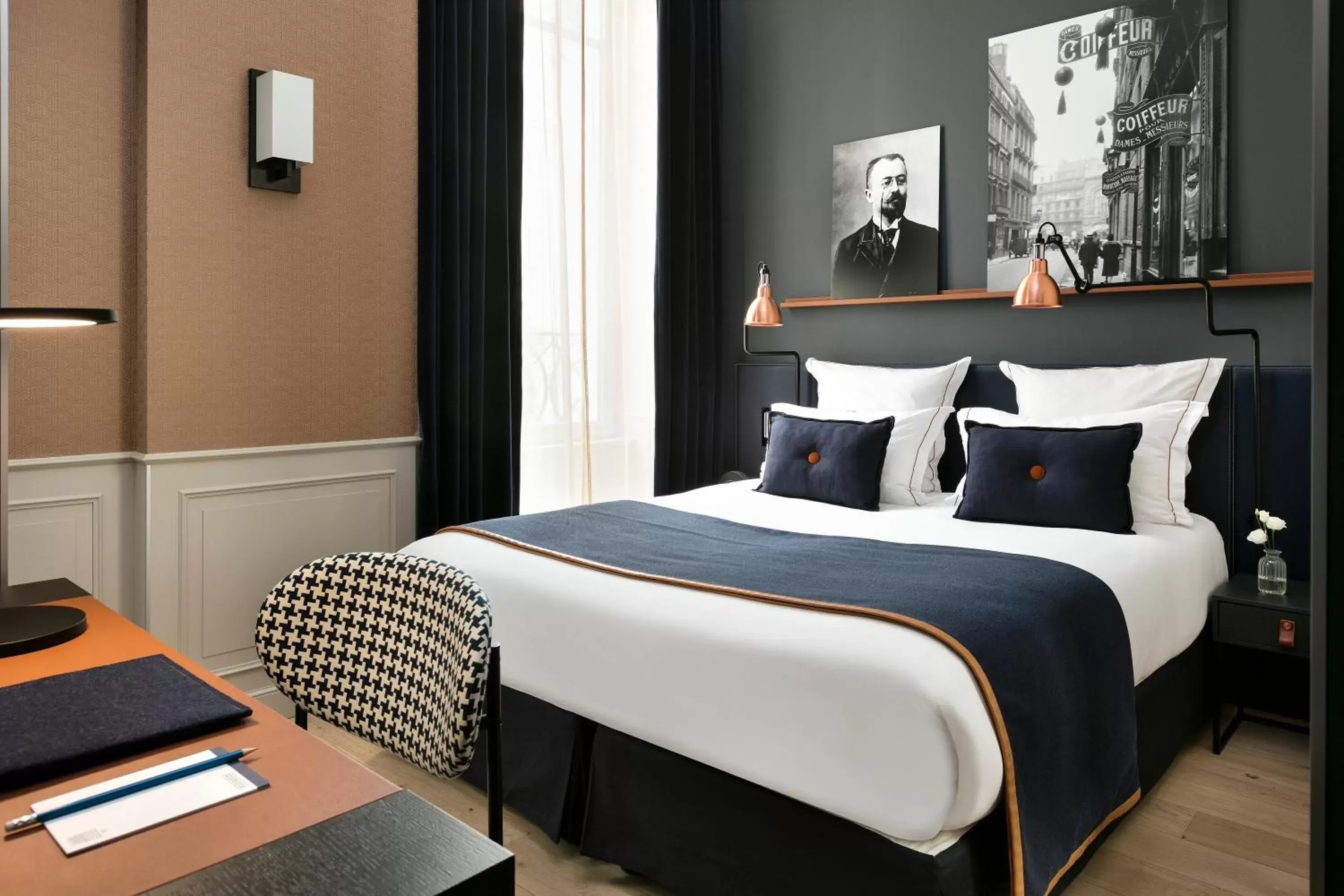 Photo of the whole room, Bed in Hôtel Square Louvois