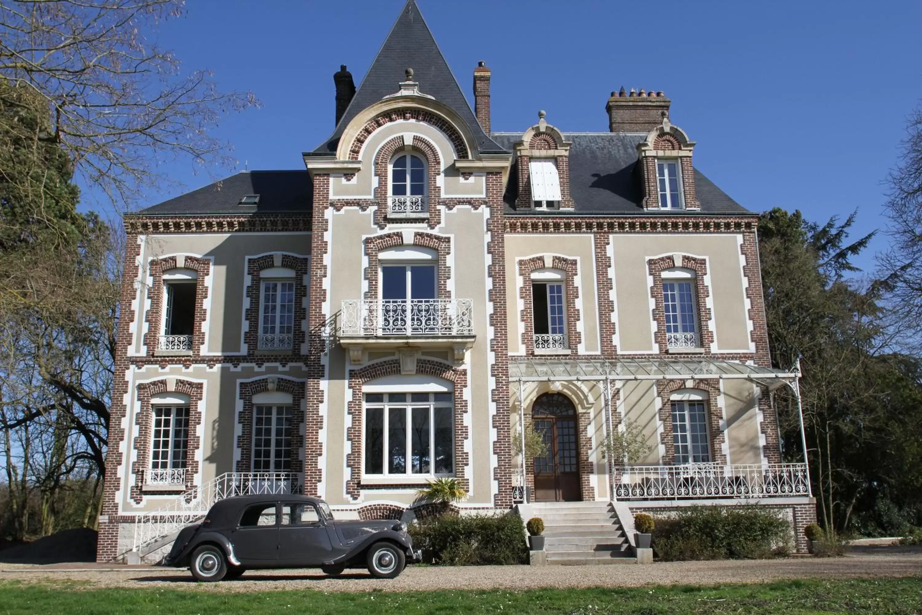 Facade/entrance, Property Building in Château de la Folie