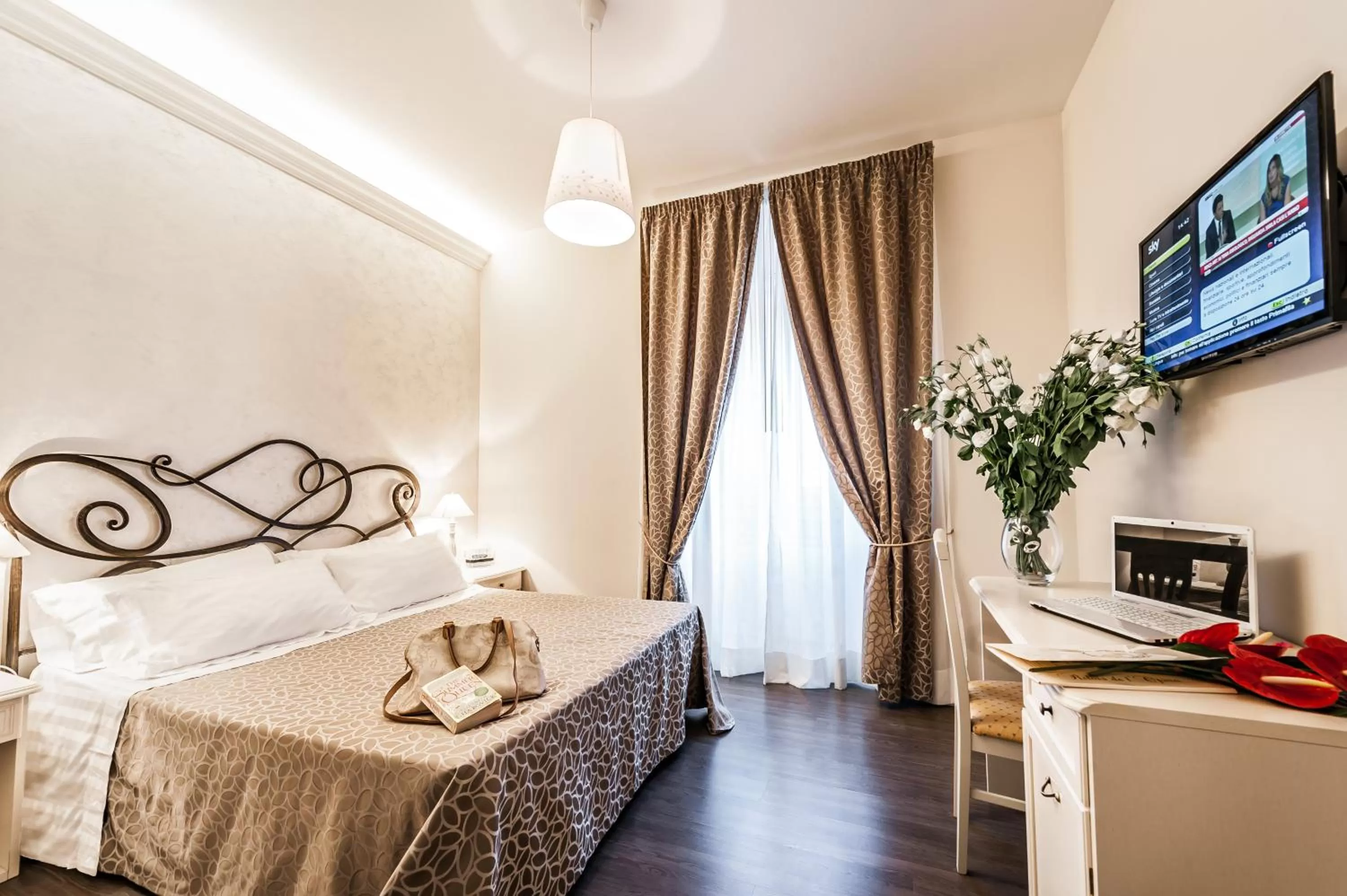 Photo of the whole room, Bed in Relais de l'Opera