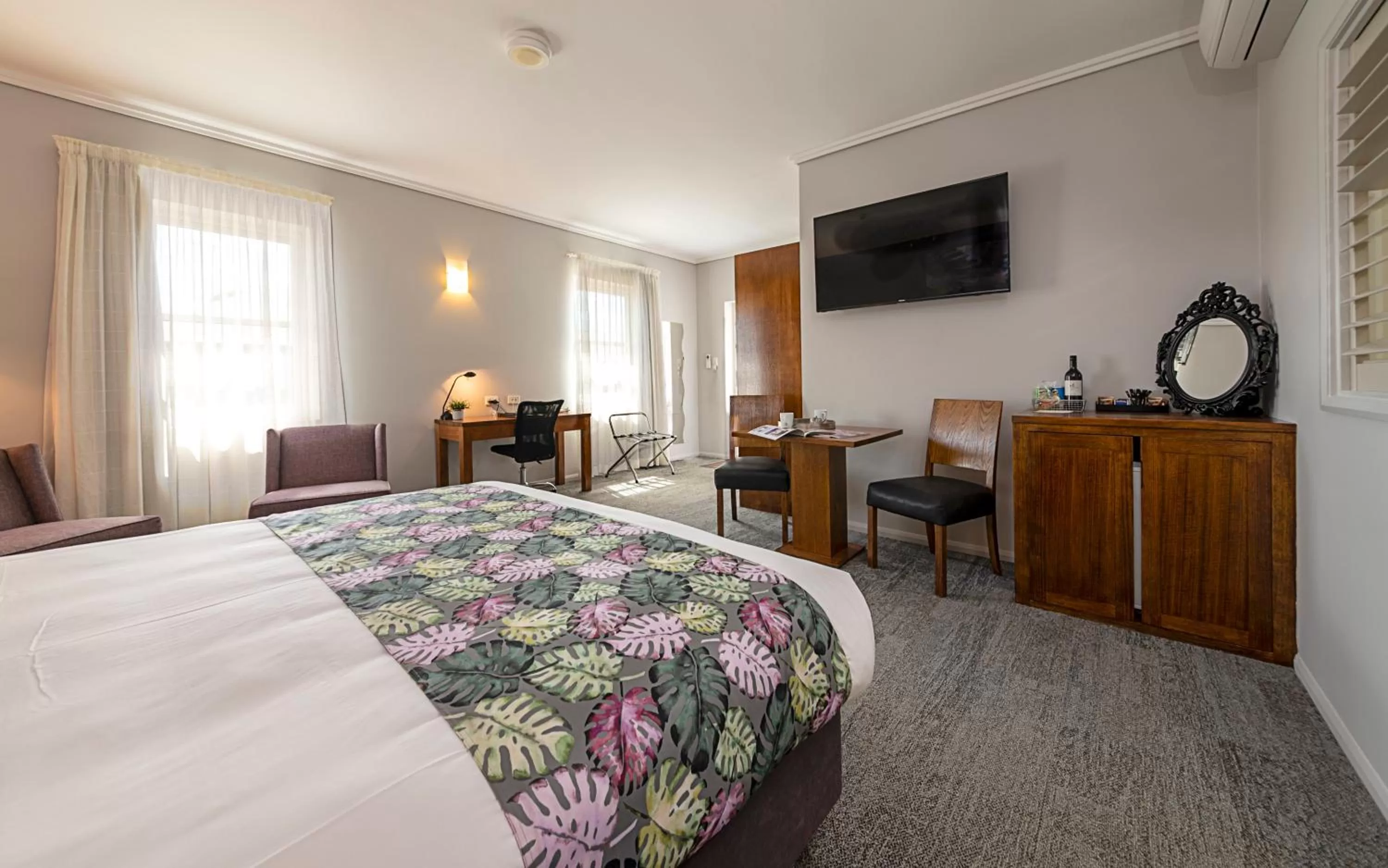 Photo of the whole room, Bed in Coachmans Inn Warwick