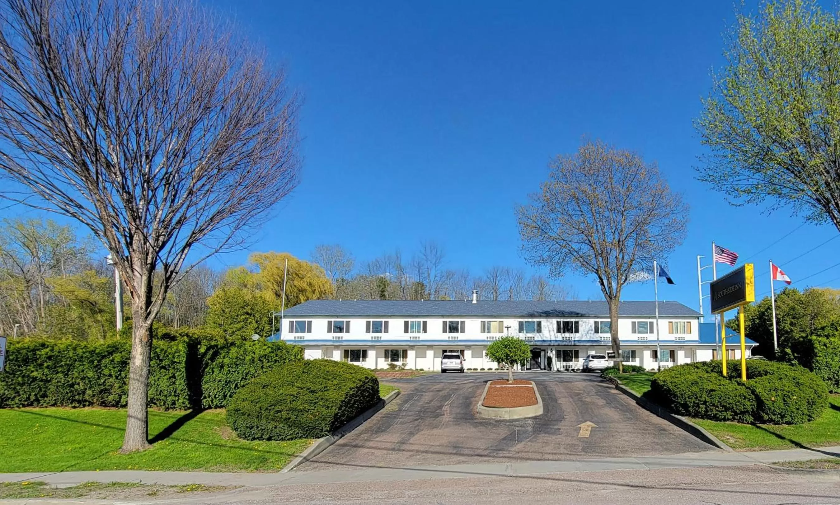 Property building in South Side Inn - Burlington