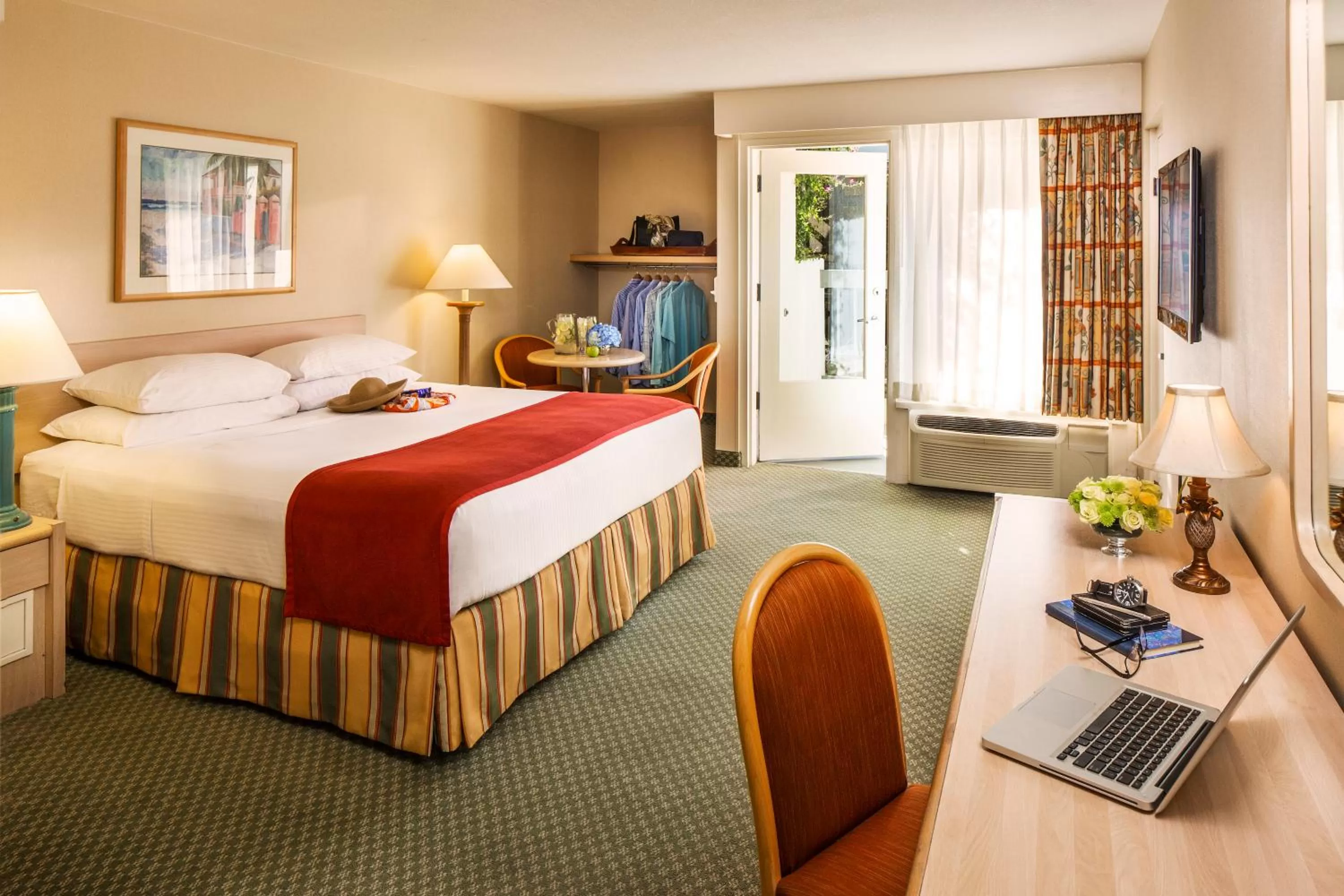 Bed in Howard Johnson by Wyndham Anaheim Hotel and Water Playground