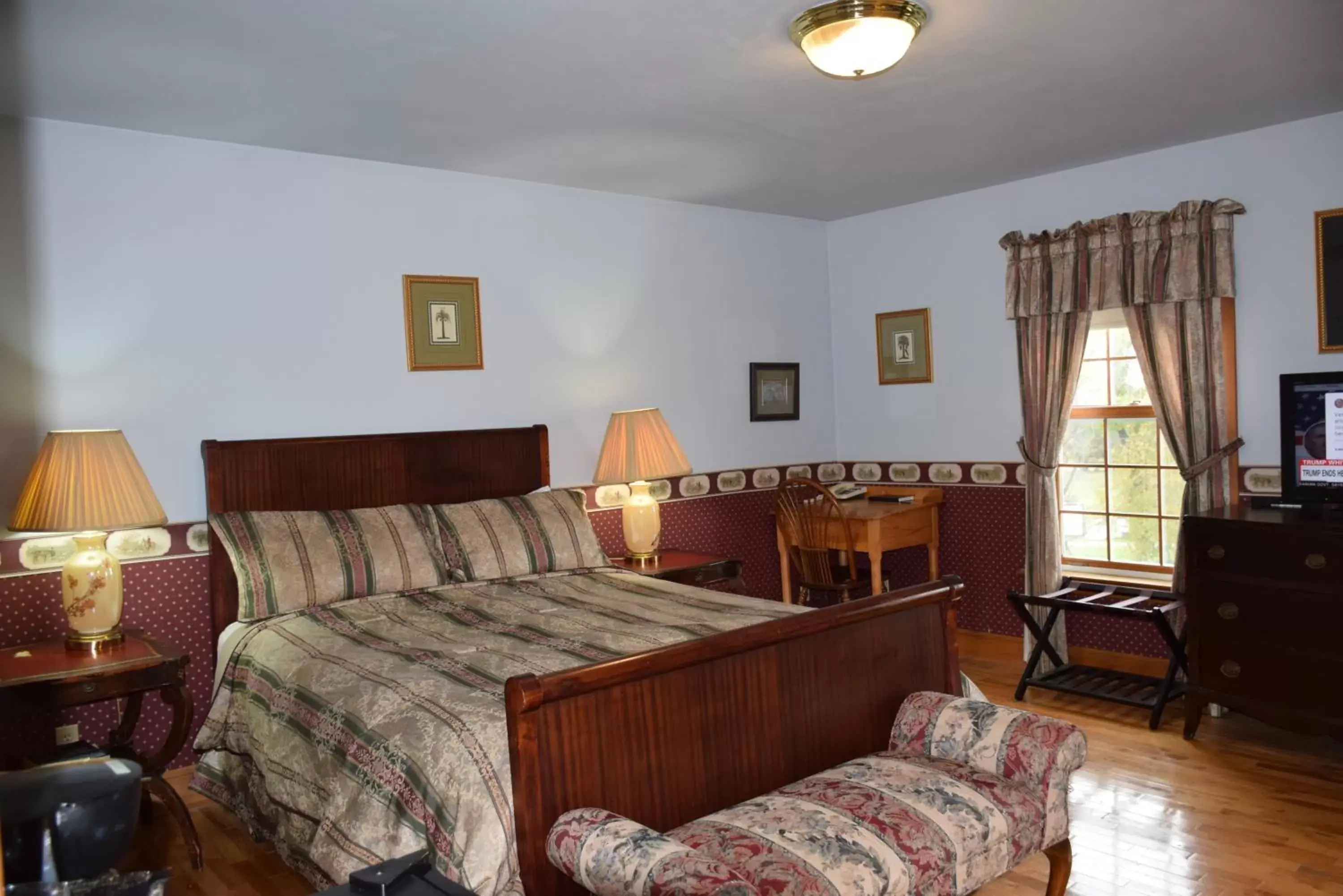 Photo of the whole room, Bed in Auberge Wild Rose Inn