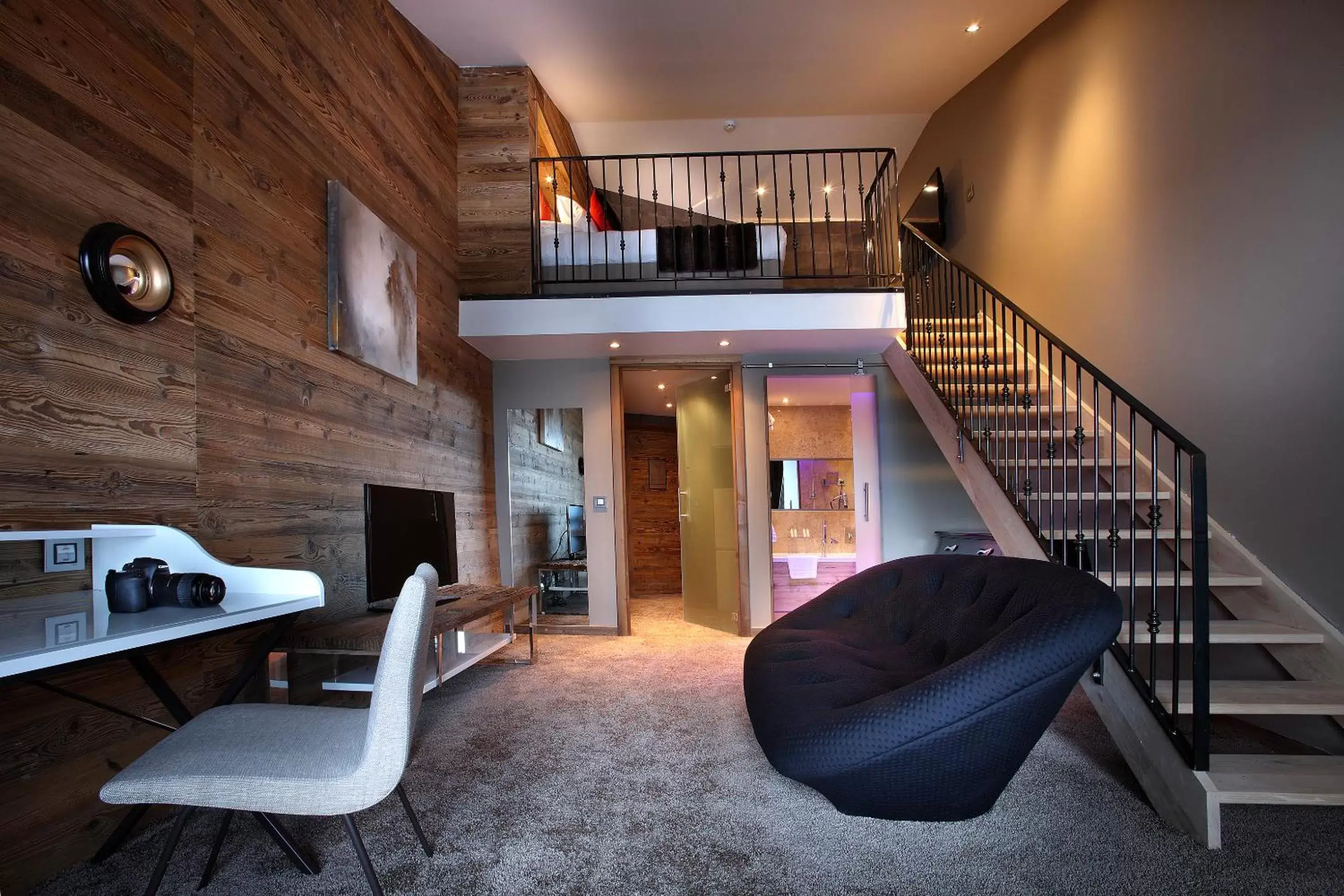 Photo of the whole room, Seating Area in Hôtel Koh-I Nor by Les Etincelles