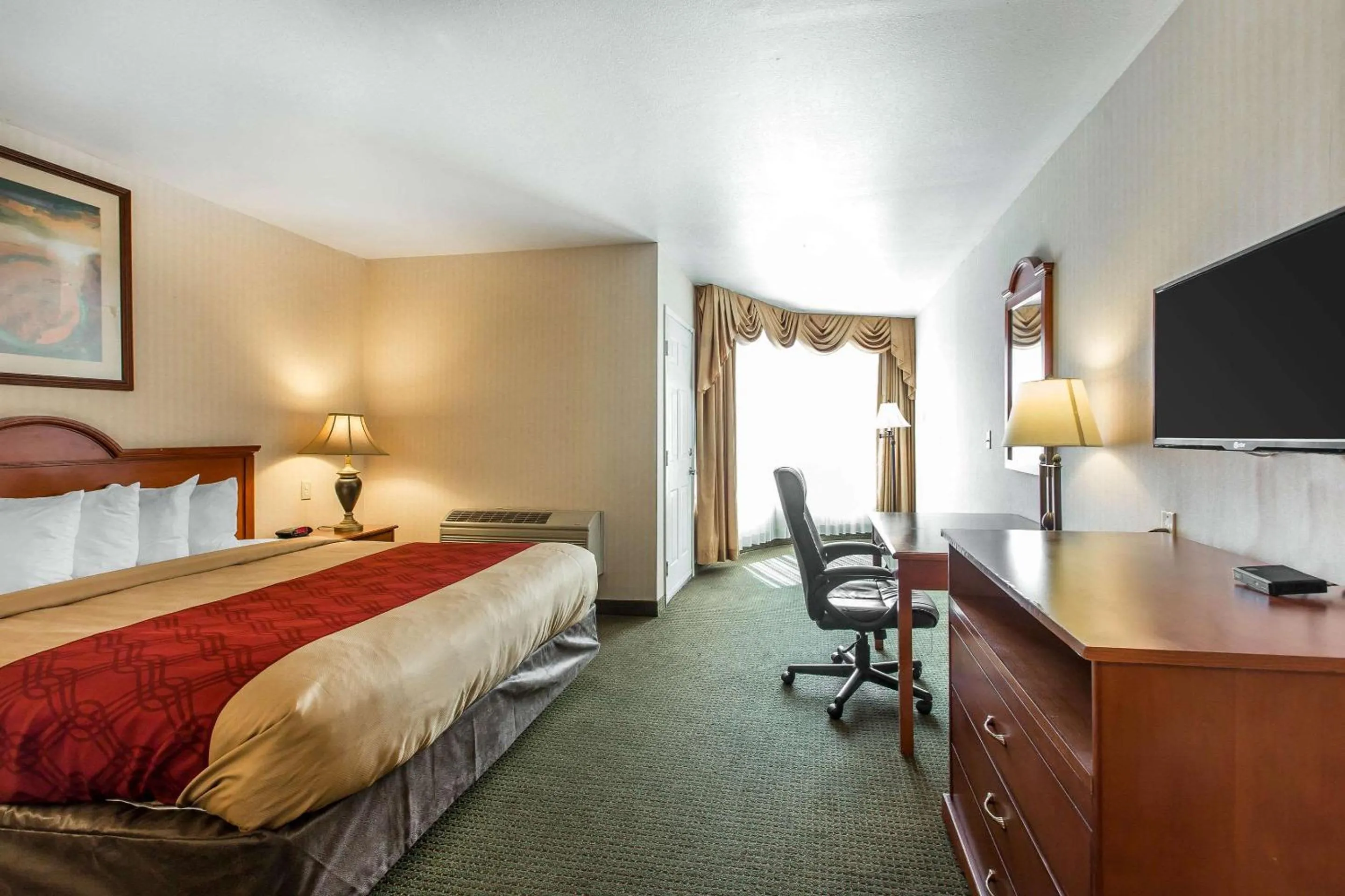 Bedroom, Bed in Econo Lodge Inn & Suites Riverside - Corona