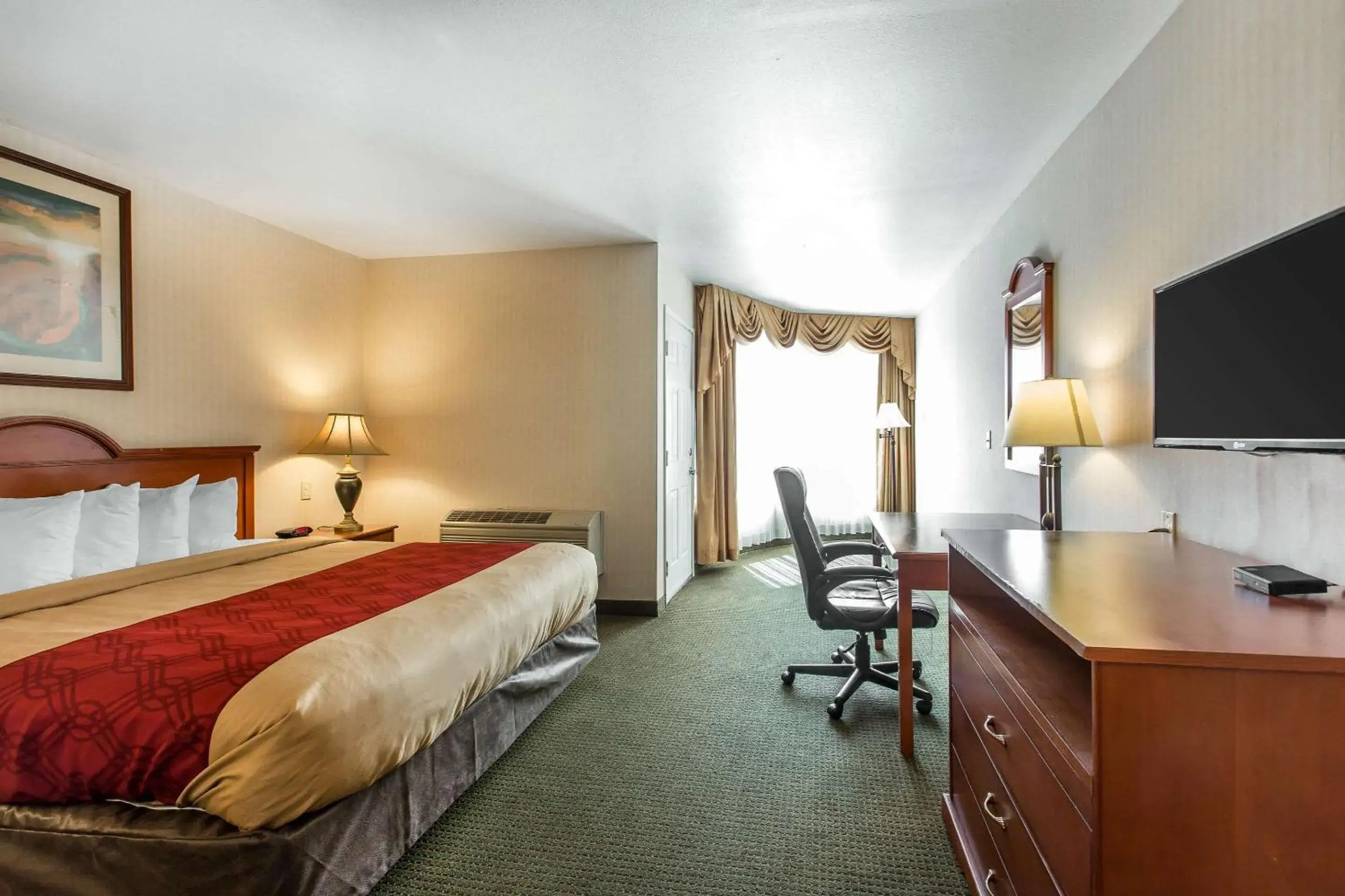 Bedroom in Econo Lodge Inn & Suites Riverside - Corona