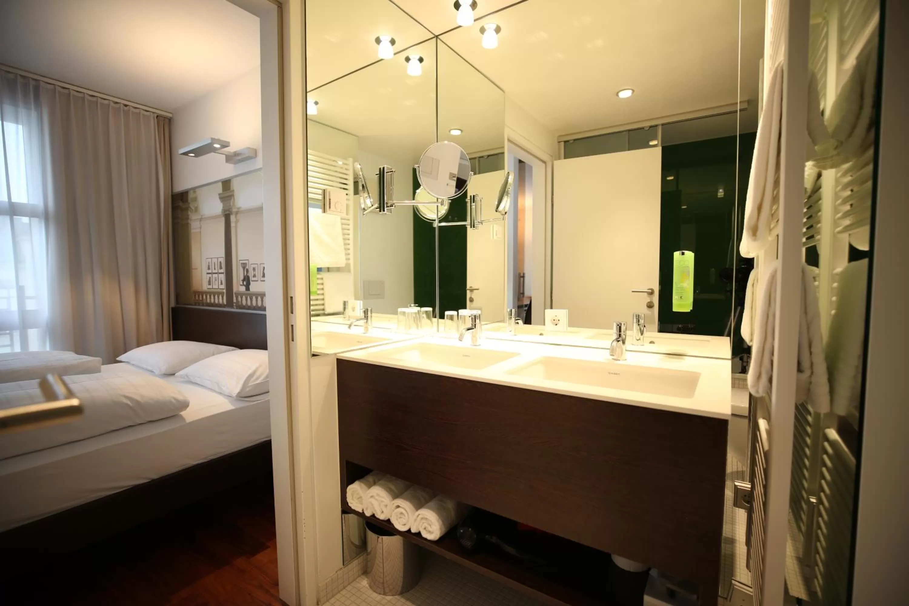 Bathroom, Bed in arte Hotel Linz