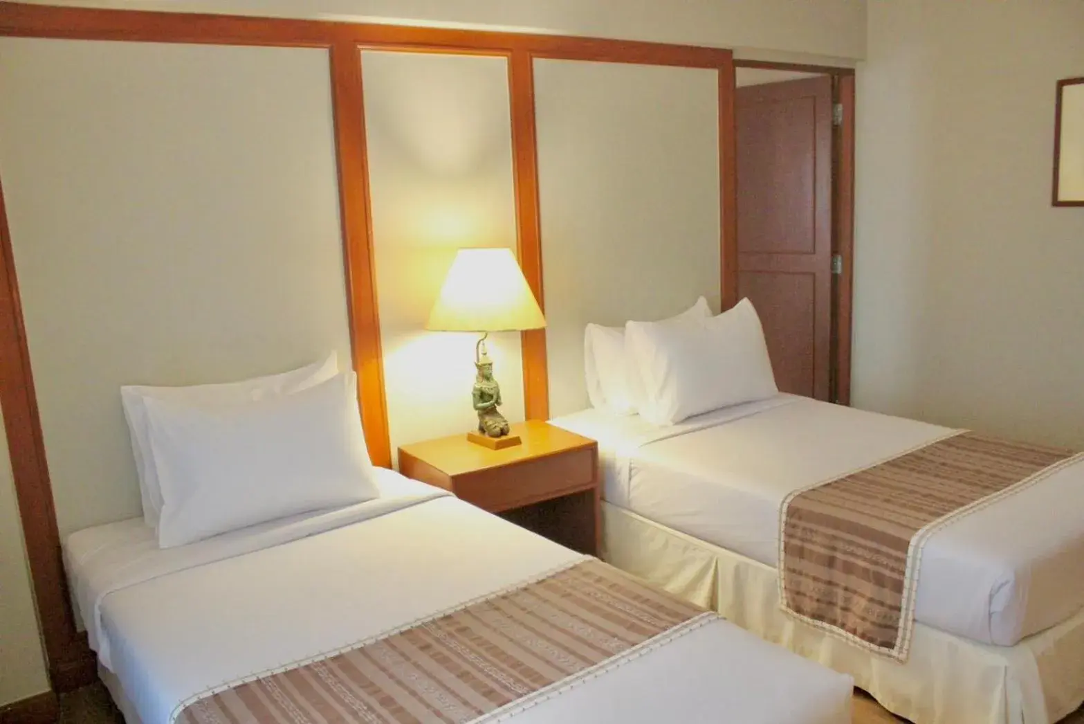 Bed in Bangkok Palace Hotel
