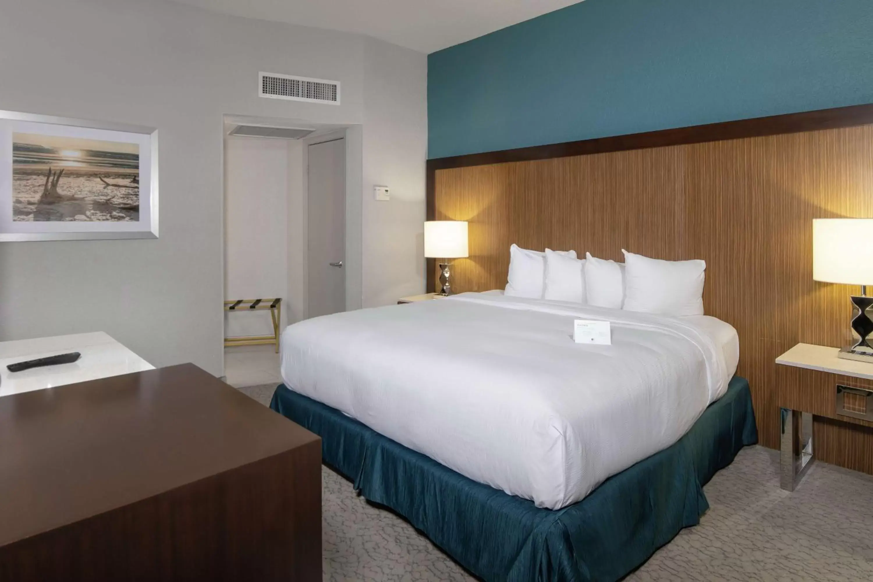 Bed in DoubleTree by Hilton Hotel Jacksonville Airport