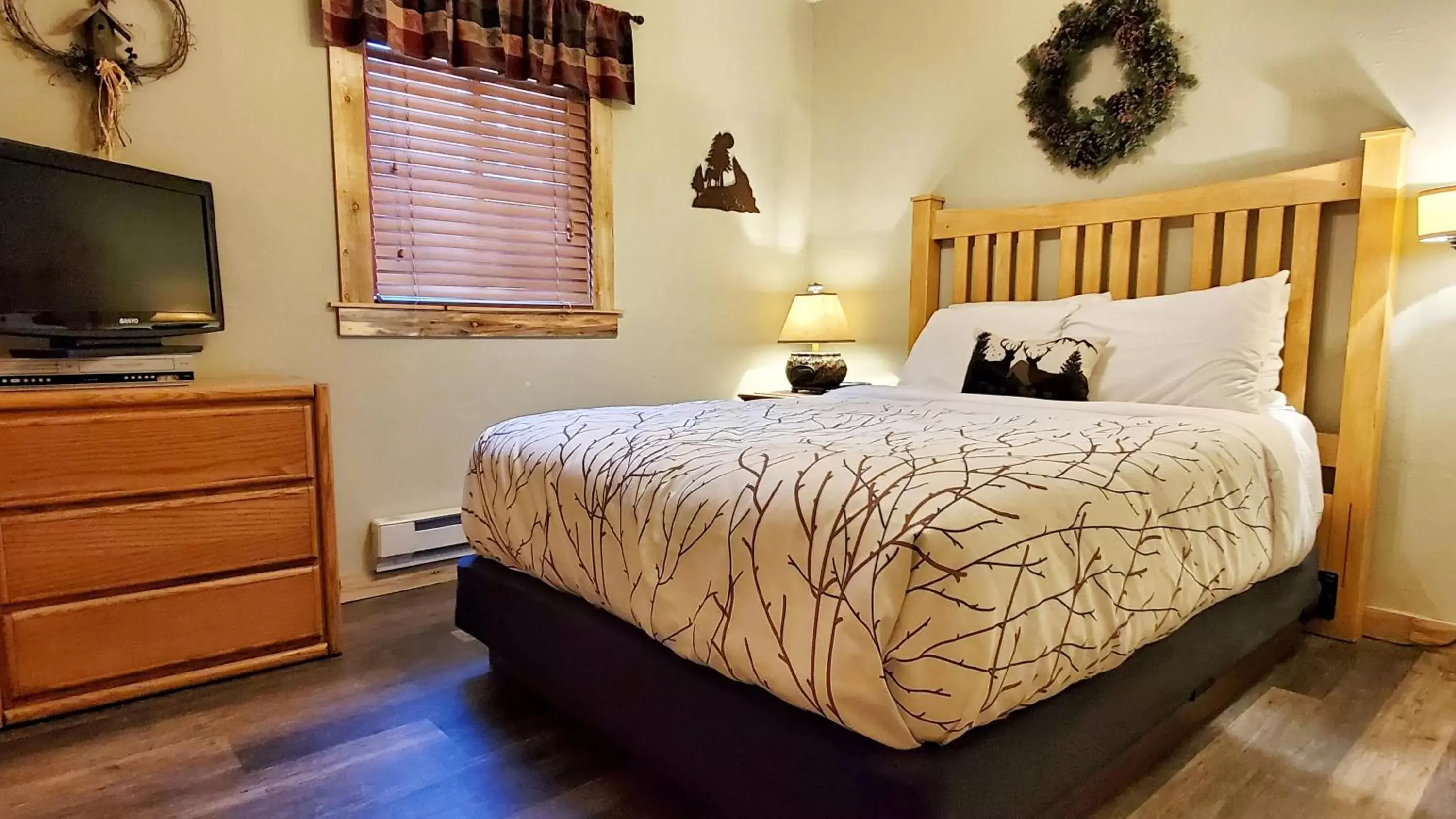 Bed in The Inn on Fall River & Fall River Cabins