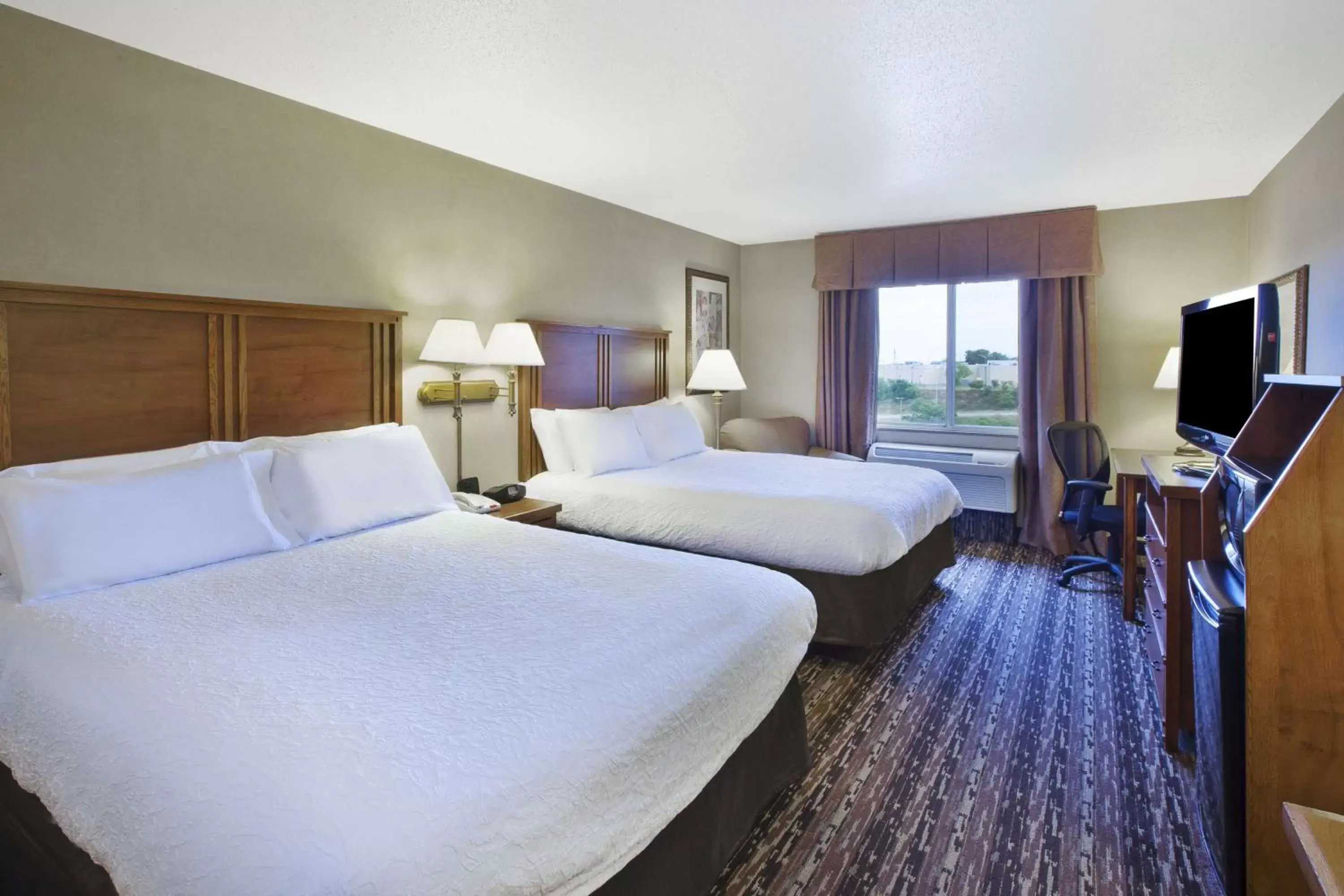 Bedroom, Bed in Hampton Inn Pittsburgh Area-Beaver Valley-Center Township Bedroom, Bed in Hampton Inn Pittsburgh Area-Beaver Valley-Center Township