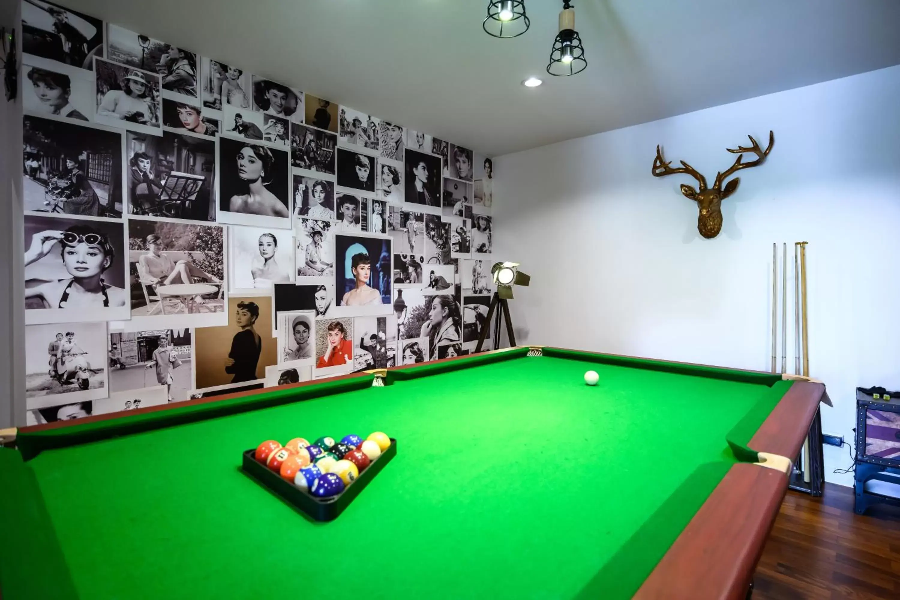 Nightclub / DJ, Billiards in Benviar Tonson Residence