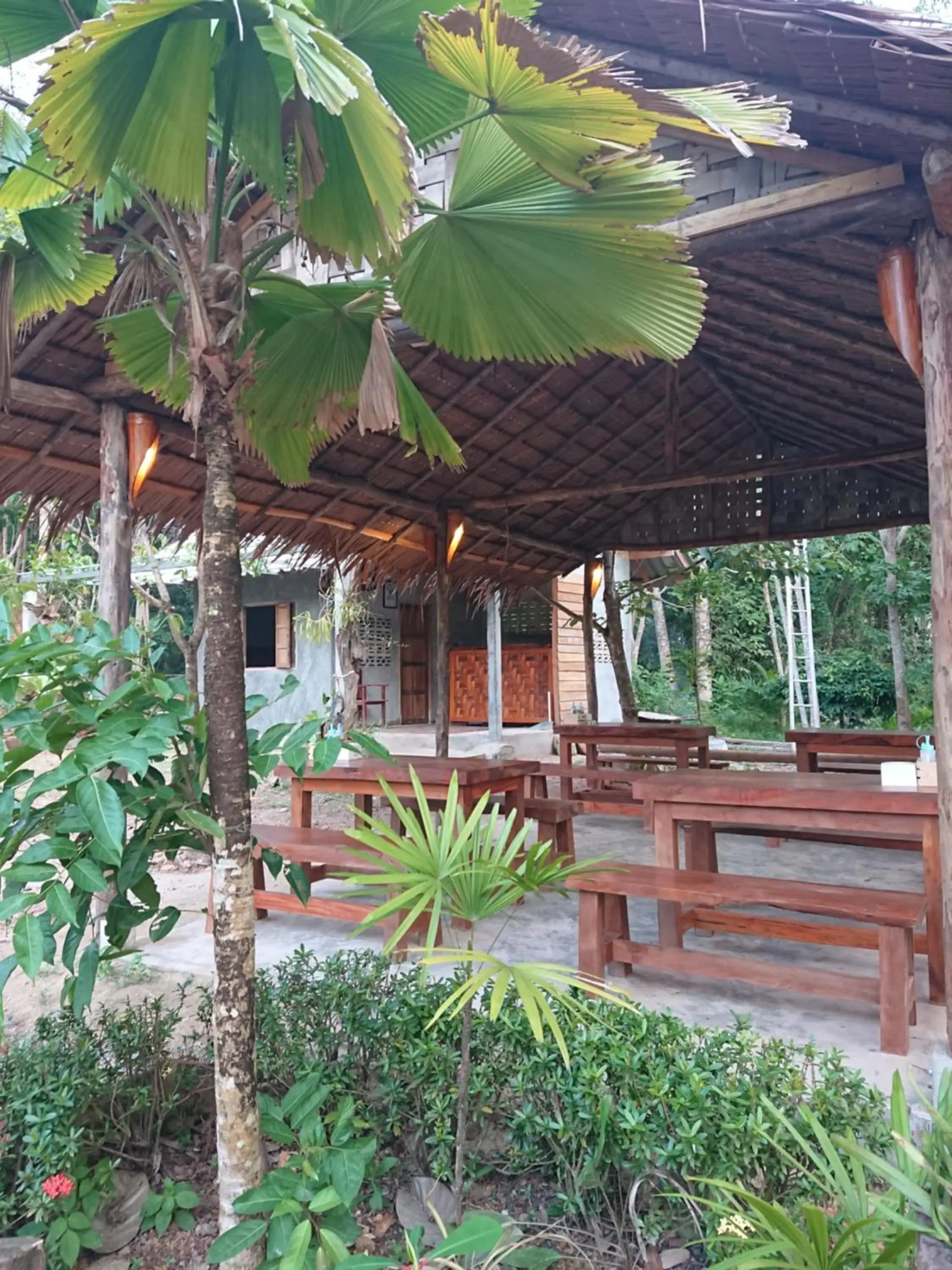 Restaurant/places to eat, Swimming Pool in Lanta Para hut