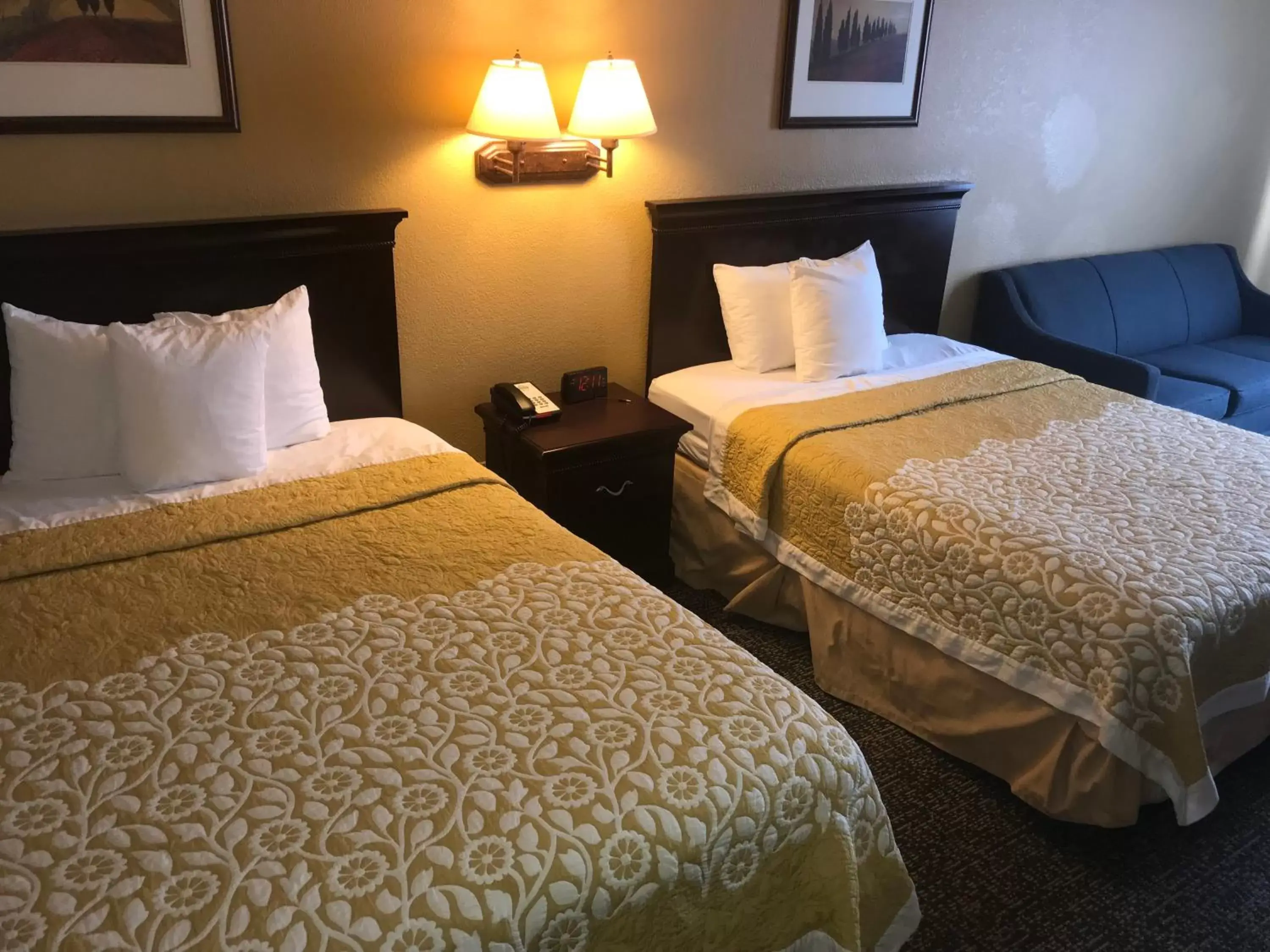 Photo of the whole room, Bed in Days Inn & Suites by Wyndham Tucker/Northlake