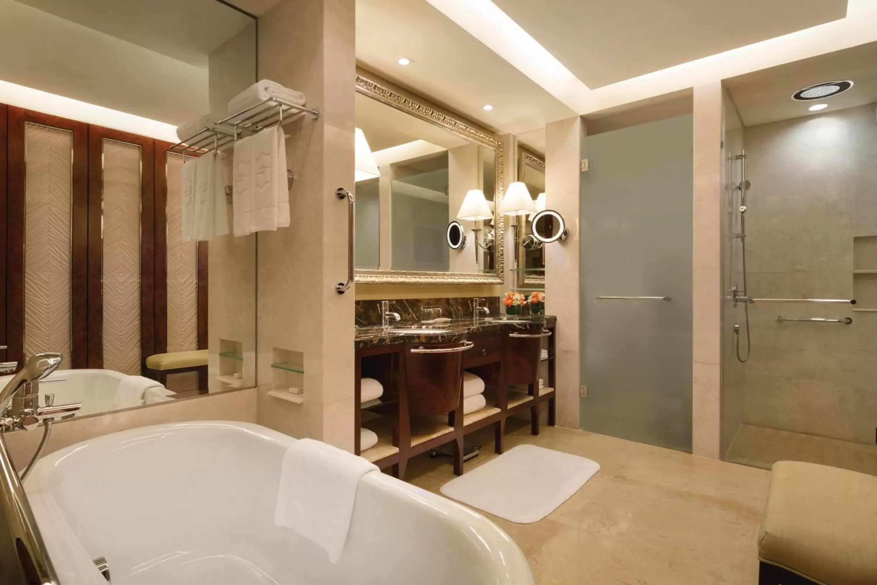 Bathroom, Kitchen/Kitchenette in Shangri-La Qingdao - May Fourth Square