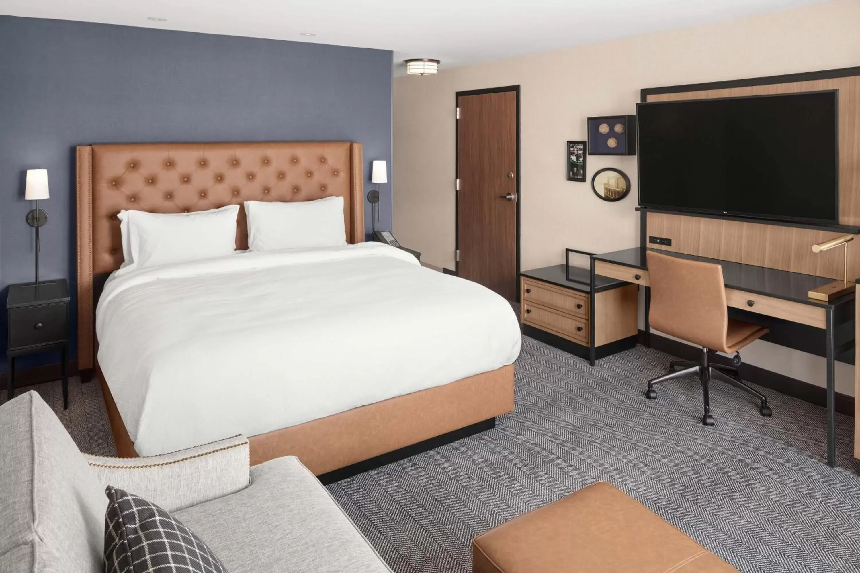 Photo of the whole room, Bed in Courtyard by Marriott Portland Downtown/Waterfront