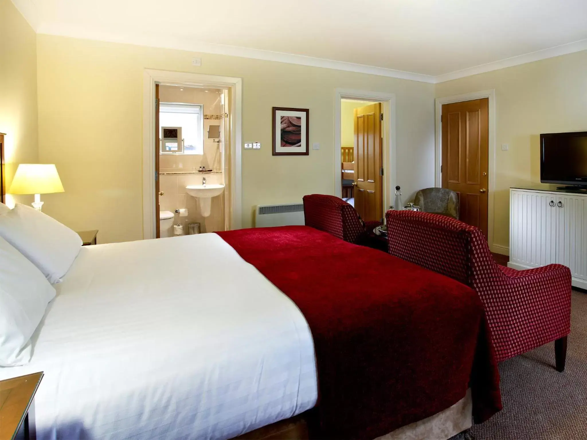 Bedroom, Bed in Macdonald Elmers Court Hotel
