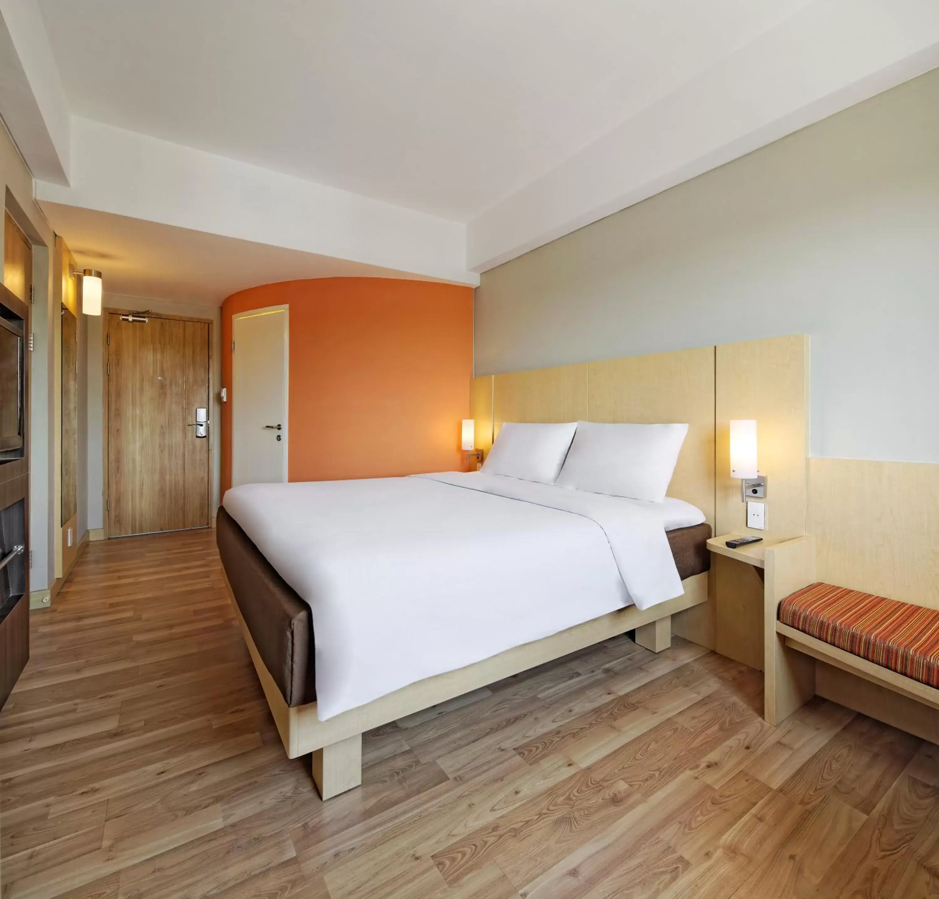 Mountain view, Bed in Ibis Padang