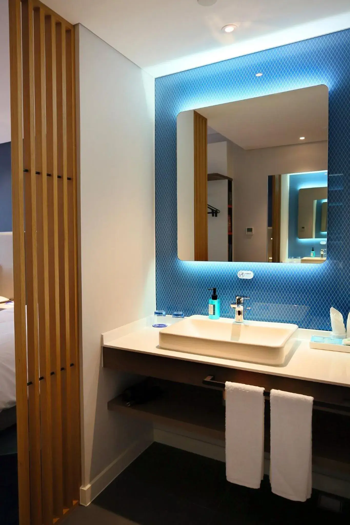 Photo of the whole room, Bathroom in Holiday Inn Express Chengdu North Railway Station, an IHG Hotel