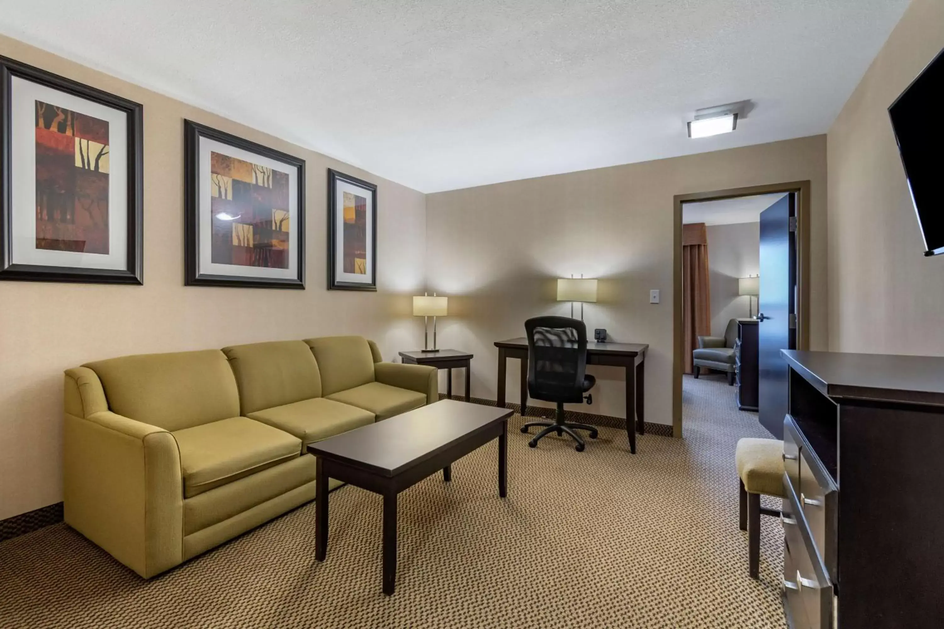 Bedroom, Seating Area in Best Western Bonnyville Inn & Suites