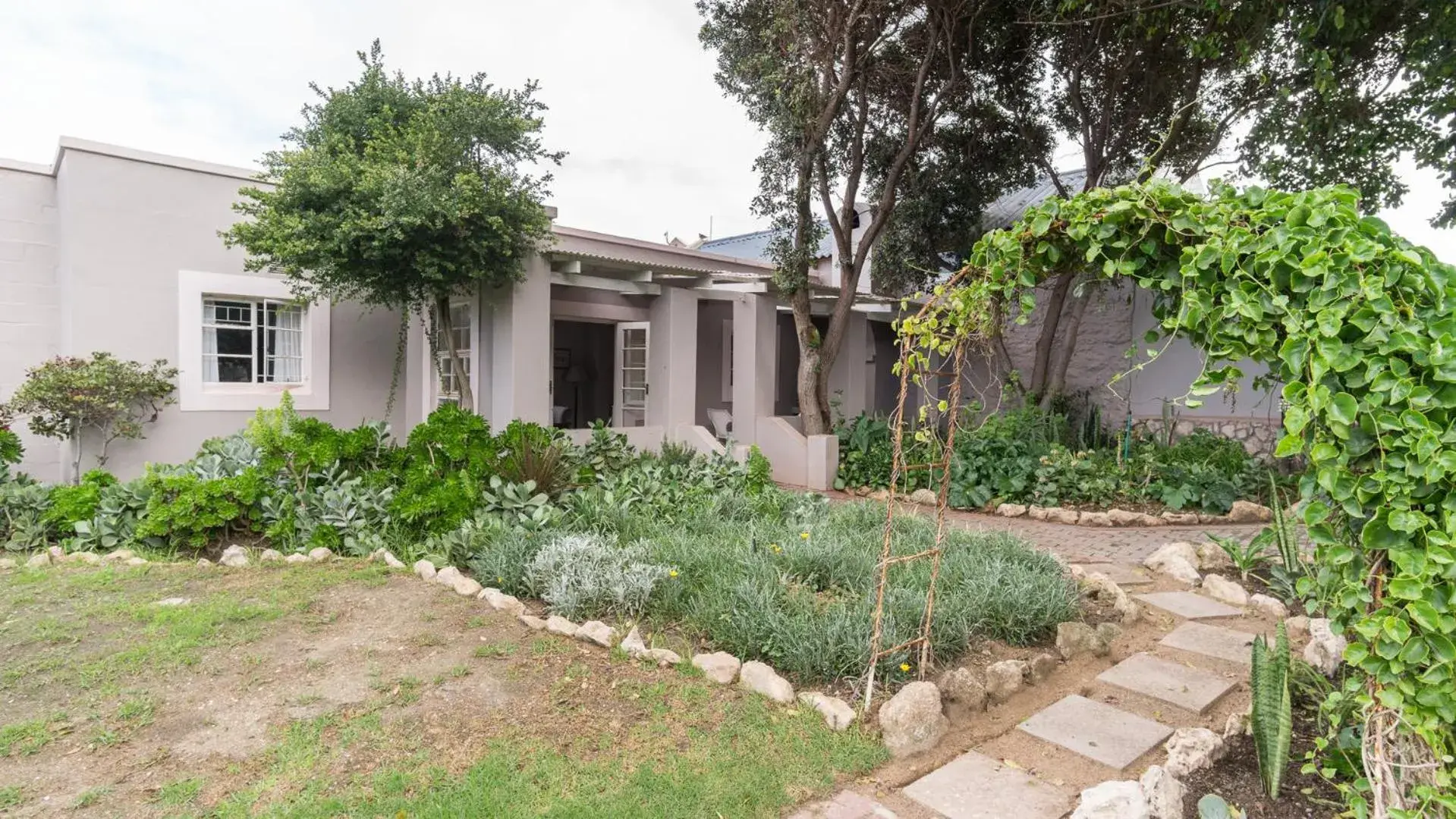 Facade/entrance in Blue Bay Lodge Facade/entrance in Blue Bay Lodge