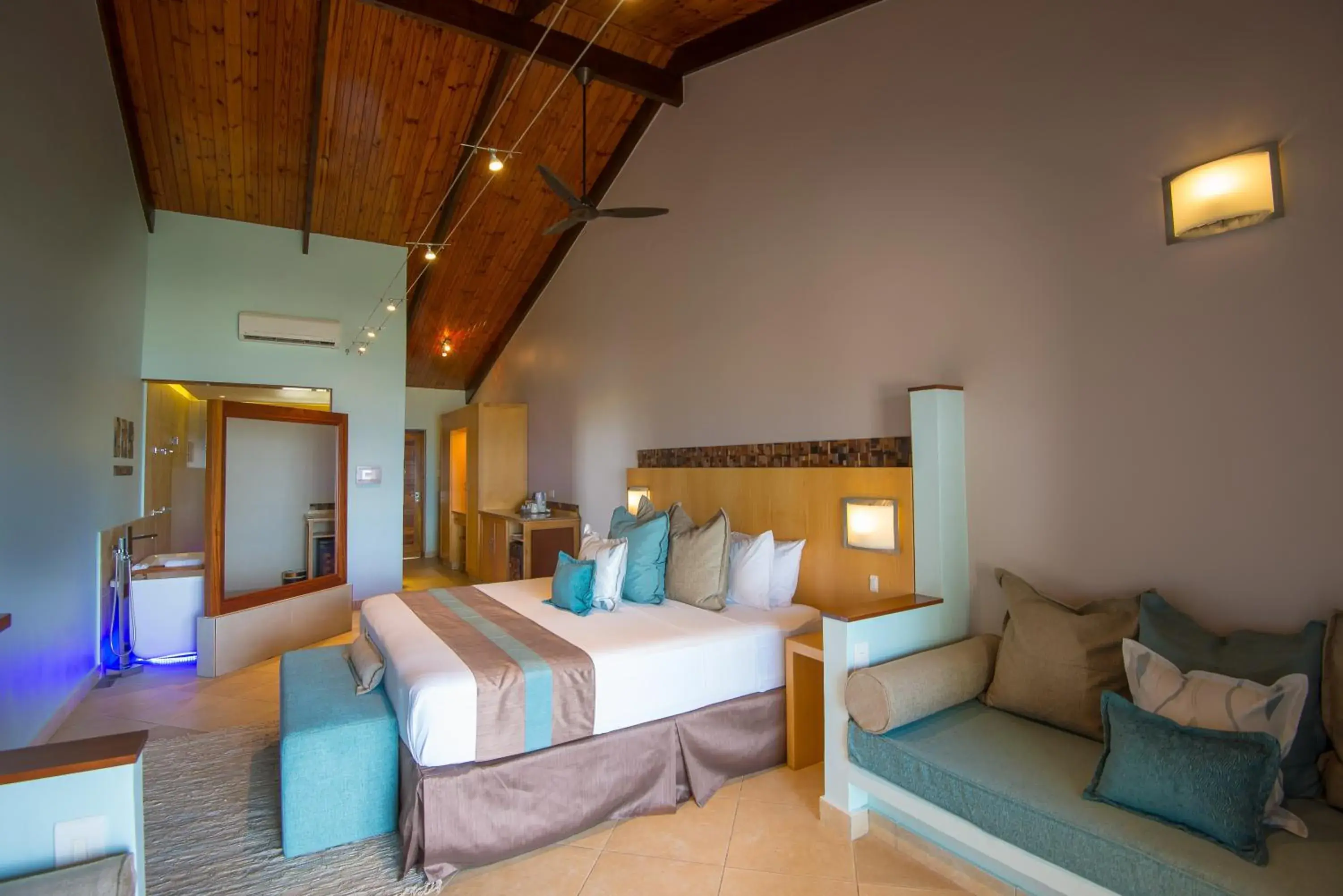 Bedroom in Coco de Mer and Black Parrot Suites