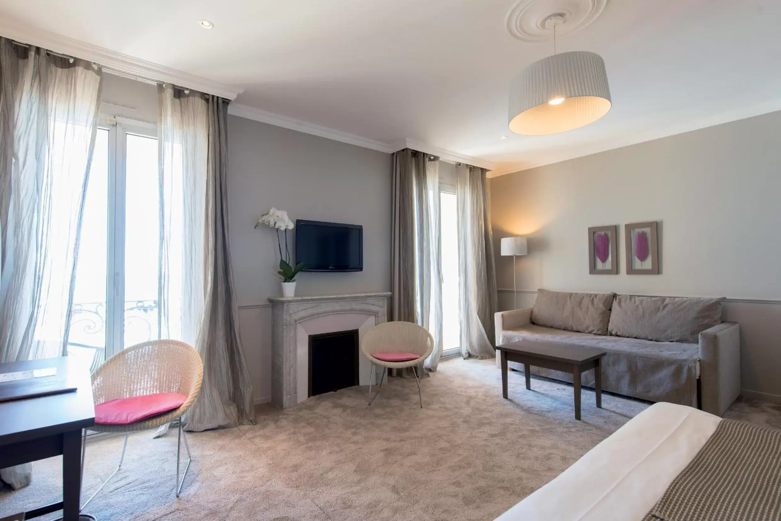 Bedroom, Seating Area in Hôtel Le Royal Promenade des Anglais