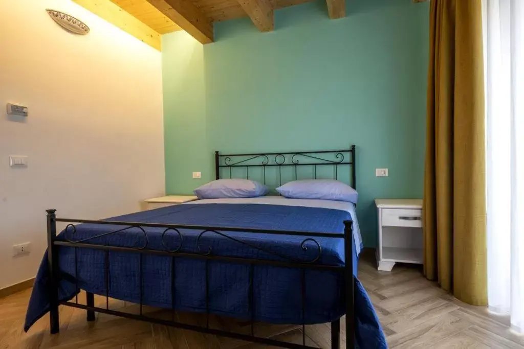 Photo of the whole room, Bed in IL MASCHERONE