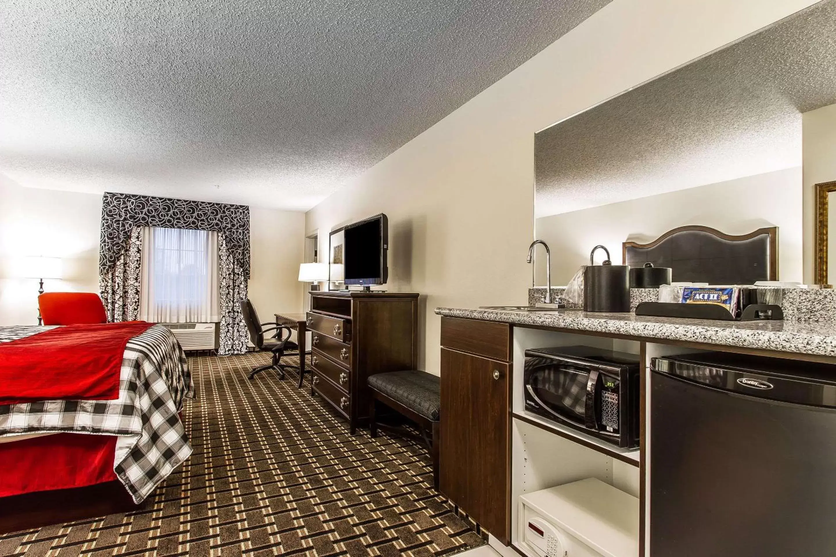 Photo of the whole room, Kitchen/Kitchenette in Evangeline Downs Hotel, Ascend Hotel Collection