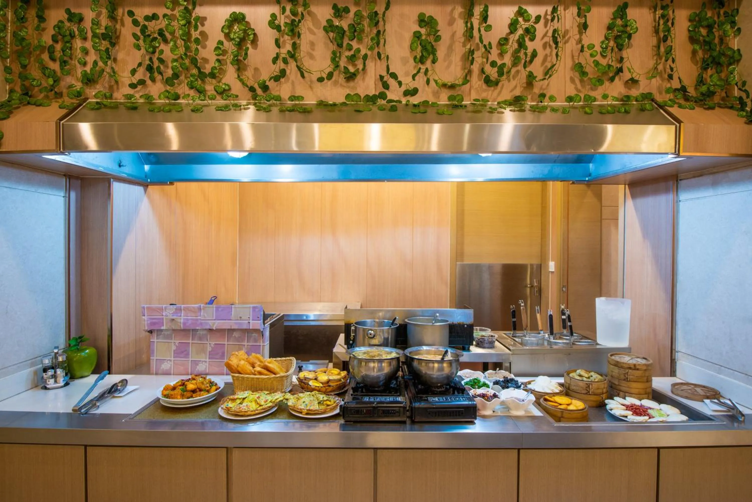 Restaurant/places to eat in Holiday Inn Express Weihai Hi-Tech Zone by IHG