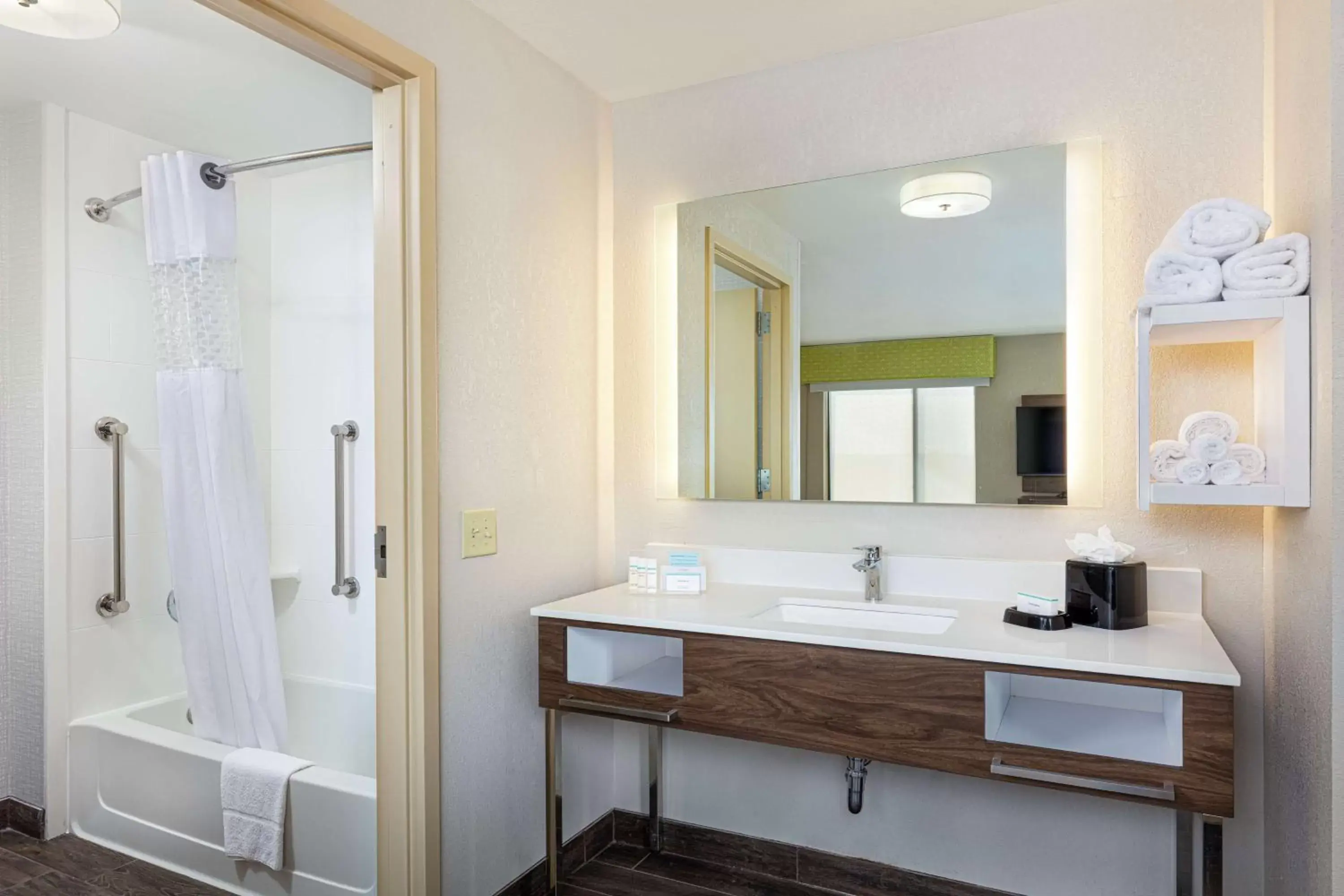 Bathroom in Newly Renovated Hampton Inn Omaha West Lakeside