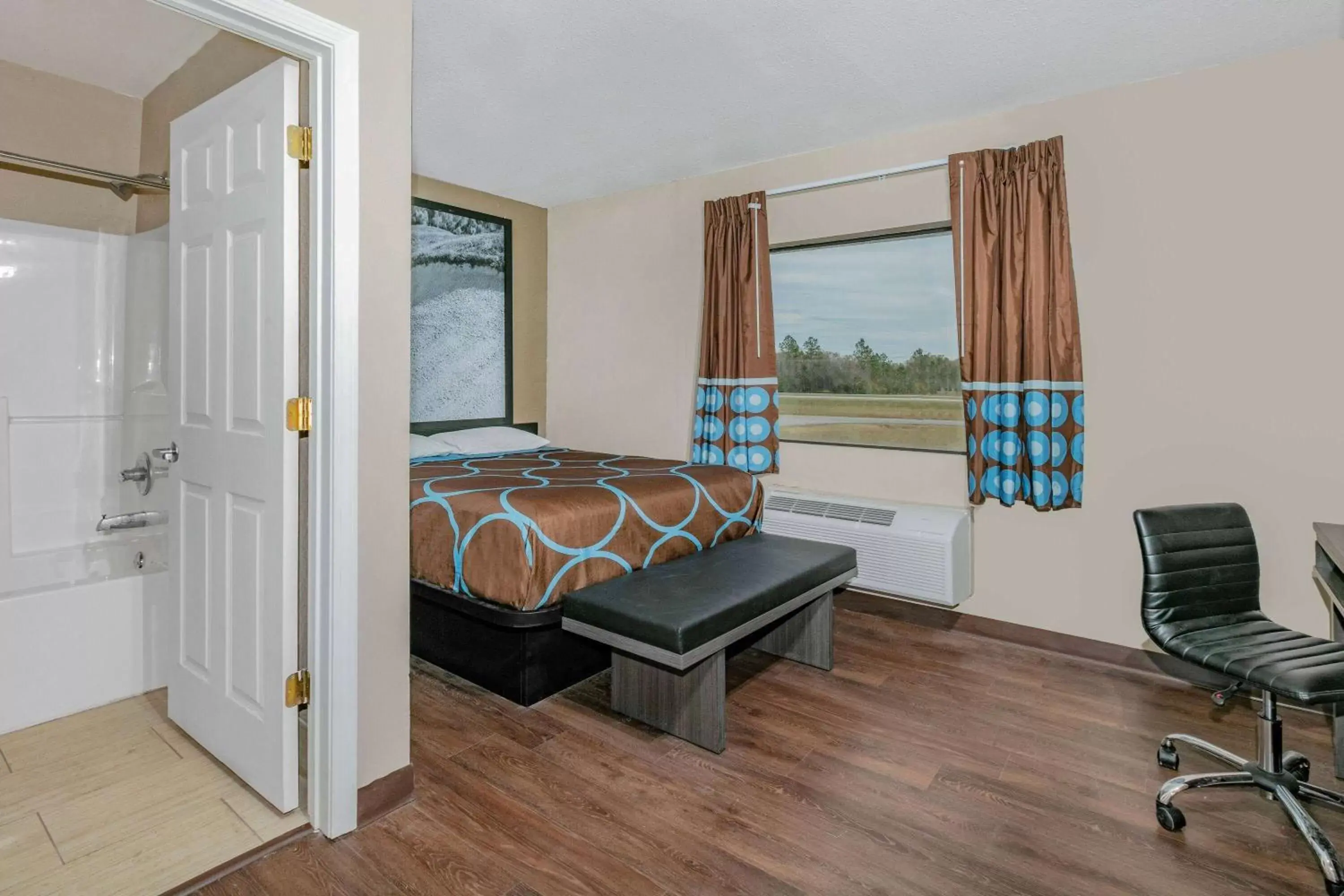 Photo of the whole room, Bed in Super 8 by Wyndham Moss Point