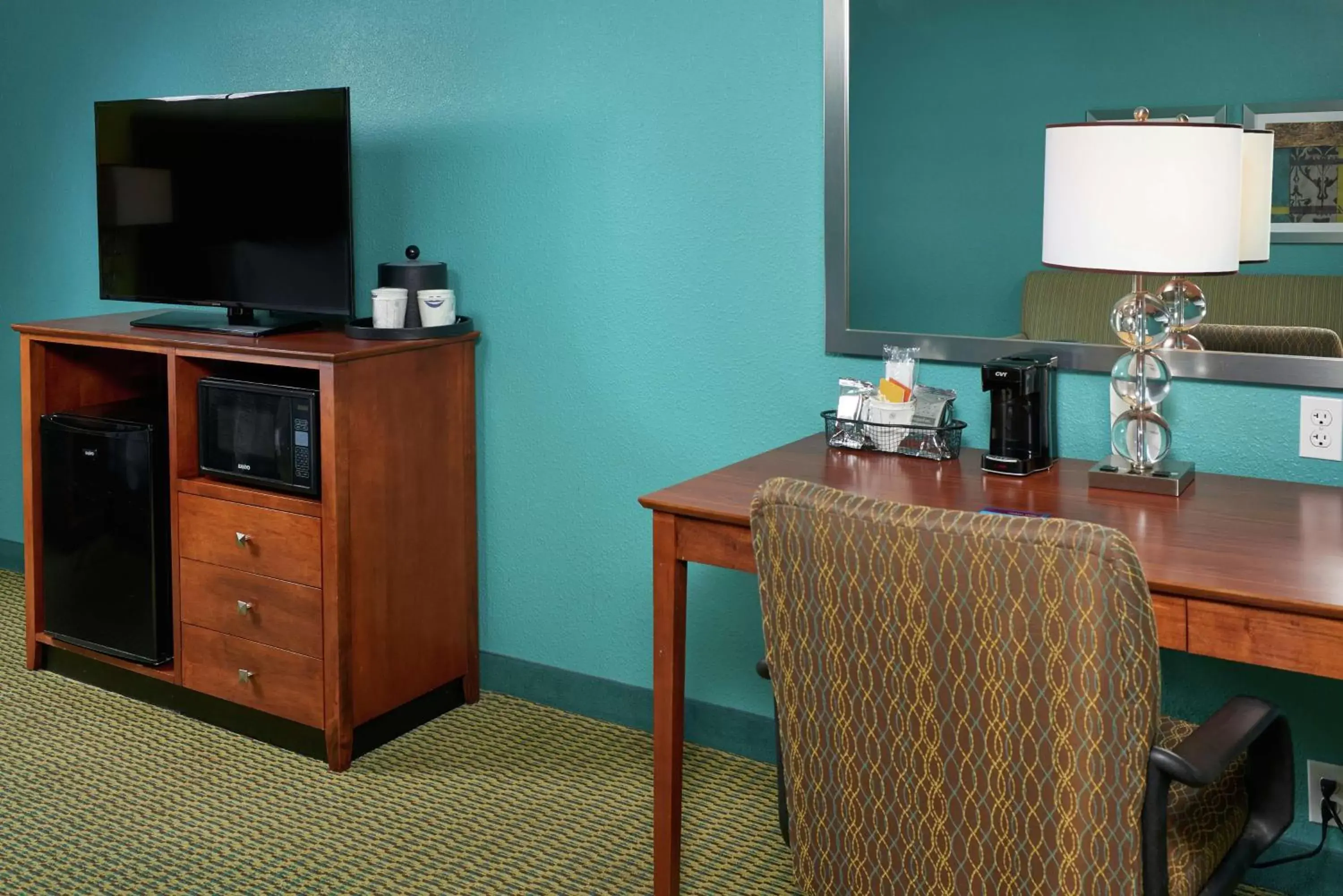 Bedroom, TV/Entertainment Center in Hampton Inn Bermuda Run / Advance