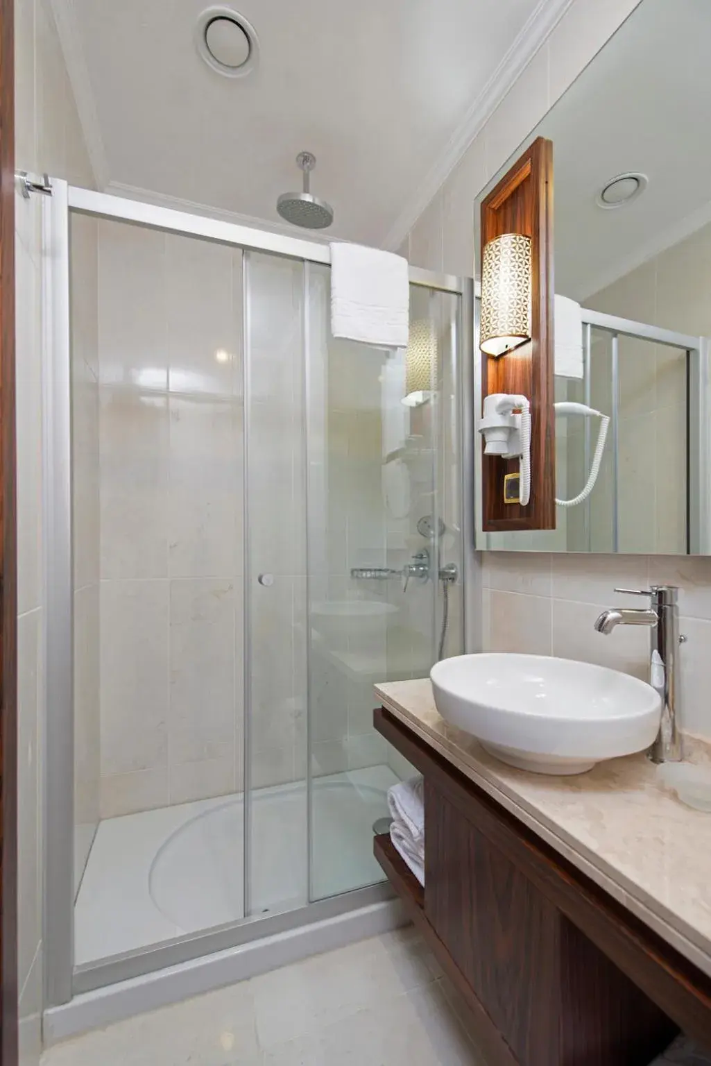 Shower, Bathroom in Midmar Hotel