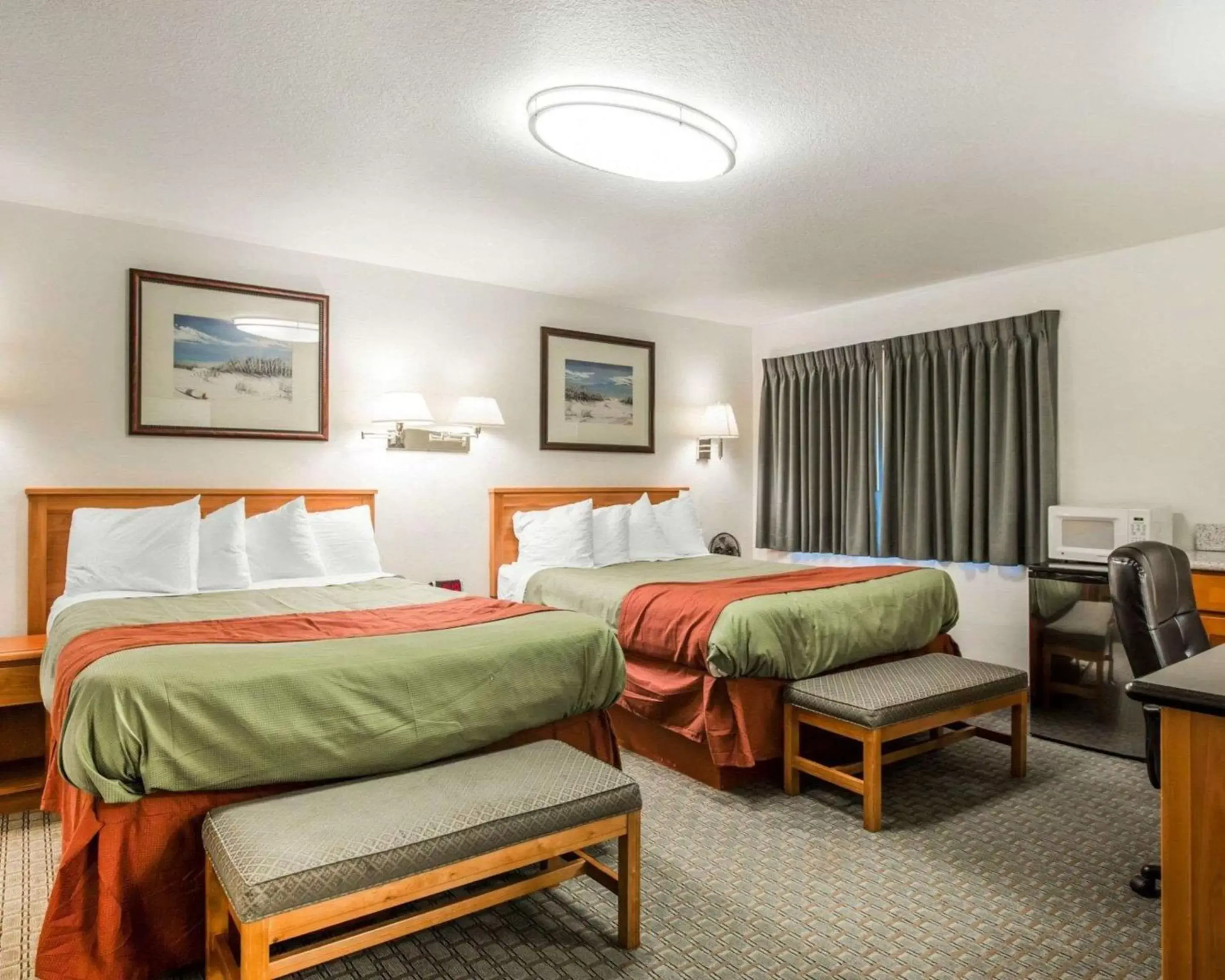 Photo of the whole room, Bed in Rodeway Inn Newport Photo of the whole room, Bed in Rodeway Inn Newport