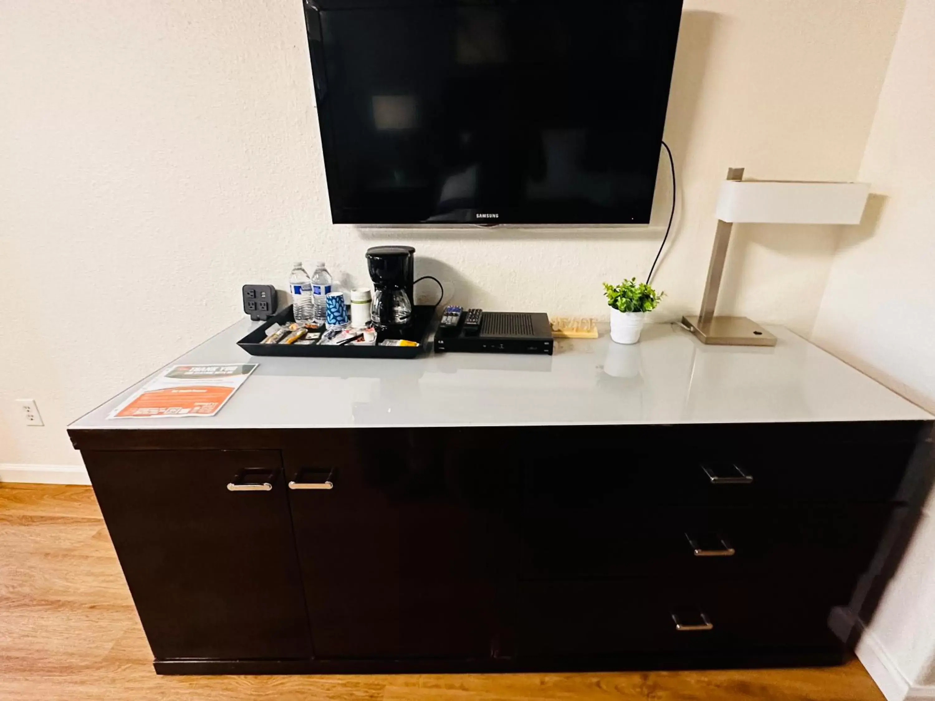 Deluxe King Room in Sierra Inn Deluxe King Room in Sierra Inn