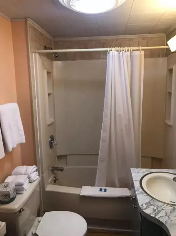 Bathroom in Simmons Motel and Suites