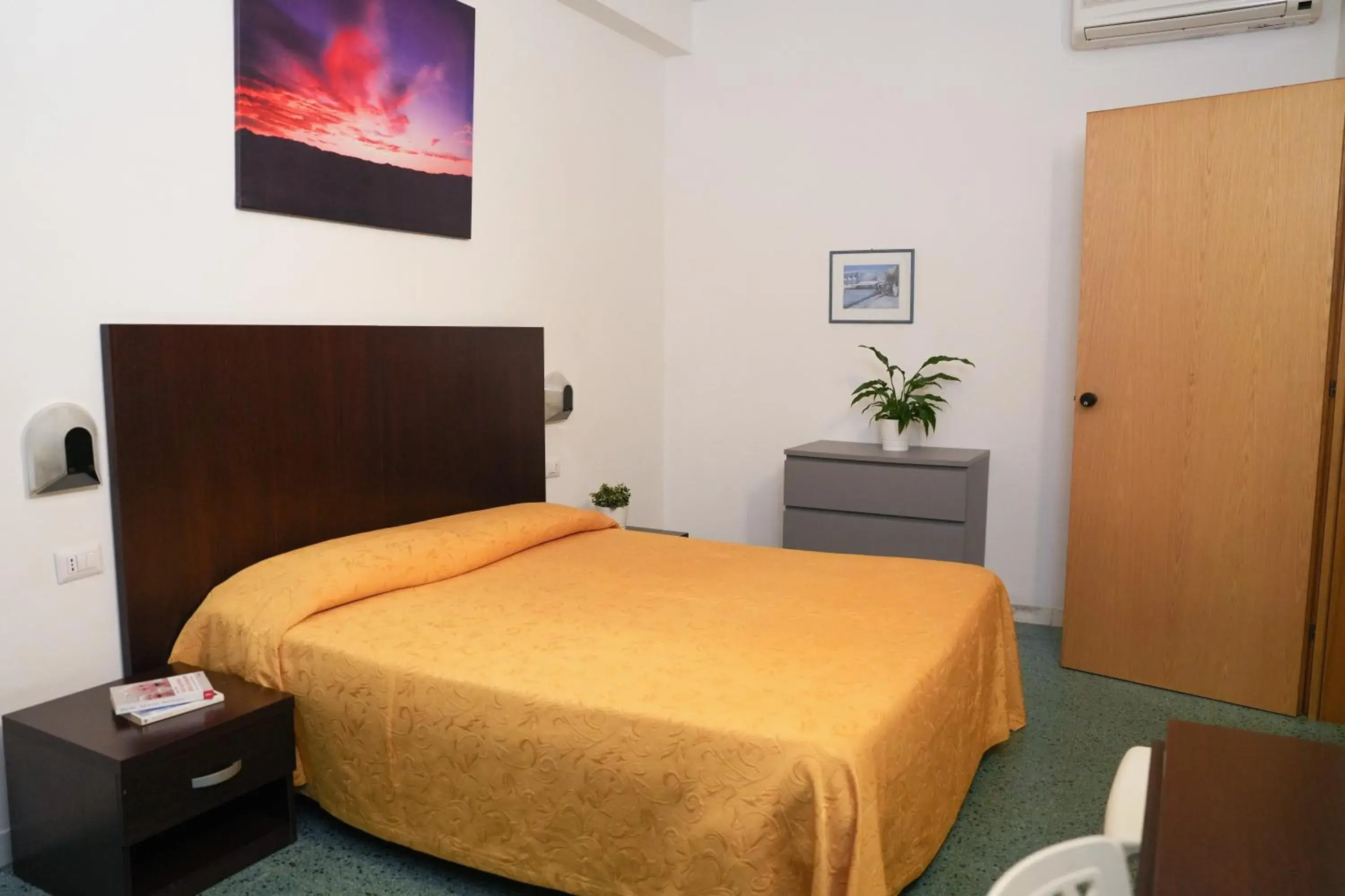 Economy Double or Twin Room in Hotel International Economy Double or Twin Room in Hotel International