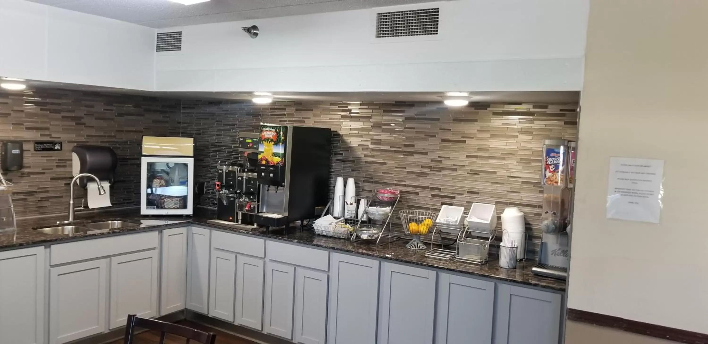 Breakfast in Super 8 by Wyndham Brooklyn Center/MPLS Breakfast in Super 8 by Wyndham Brooklyn Center/MPLS