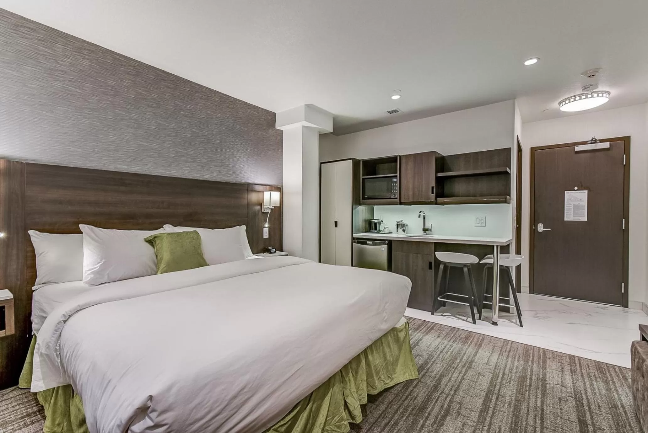 Photo of the whole room, Bed in EST Hotel