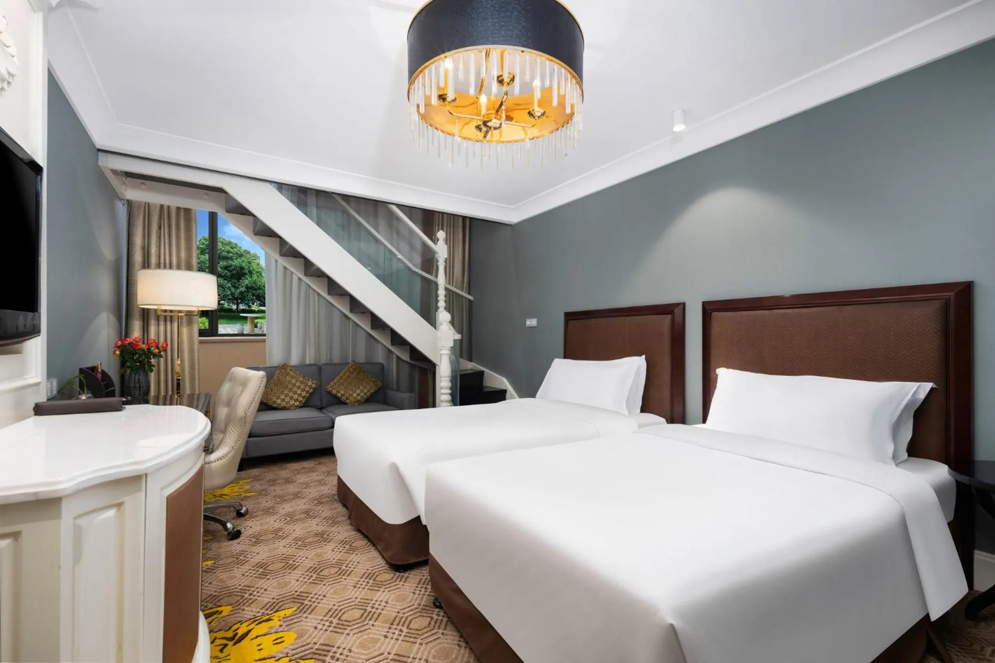 Photo of the whole room, Bed in Crowne Plaza Zhengzhou by IHG