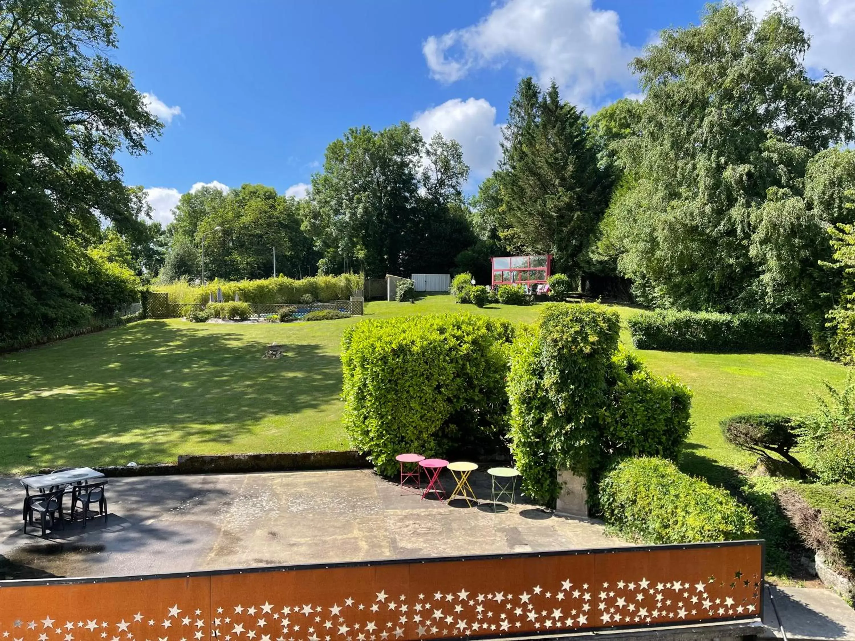 Garden view in Logis Hôtel-Restaurant Le Commerce