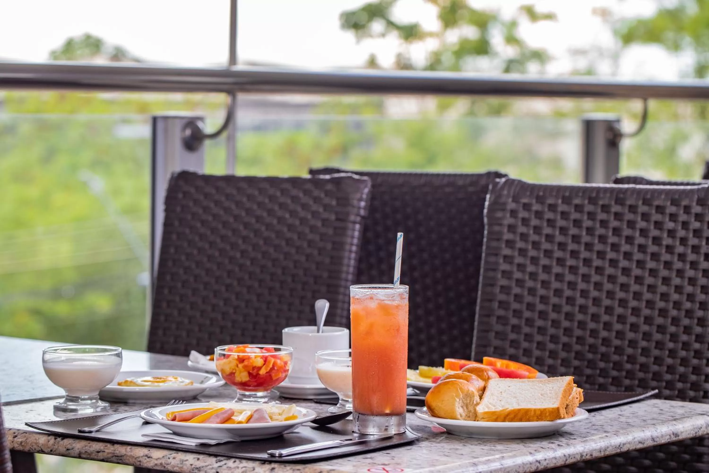 Food and drinks in Ramada by Wyndham Manaus Torres Center