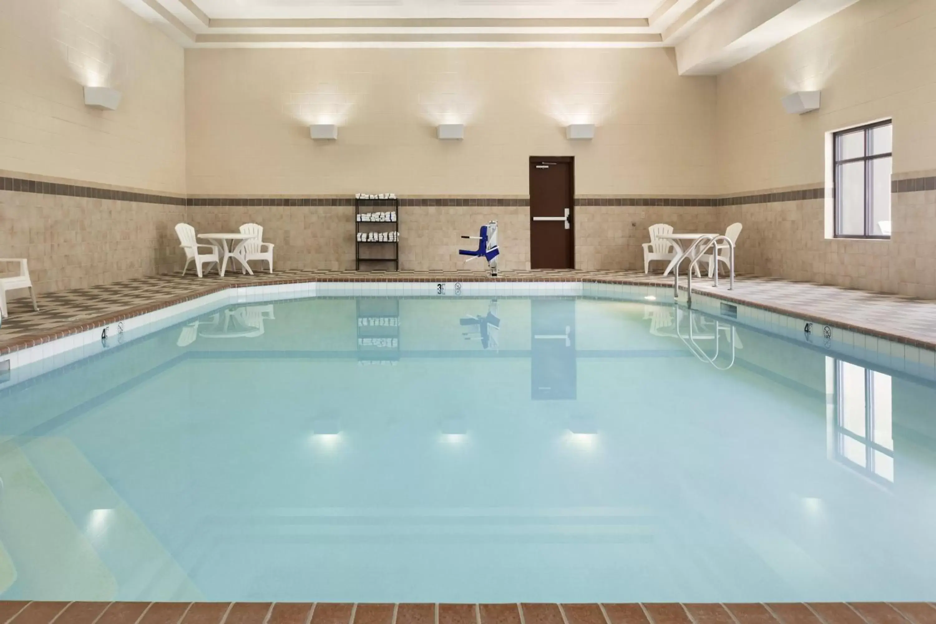 Swimming Pool in Country Inn & Suites by Radisson, Lincoln North Hotel and Conference Center, NE