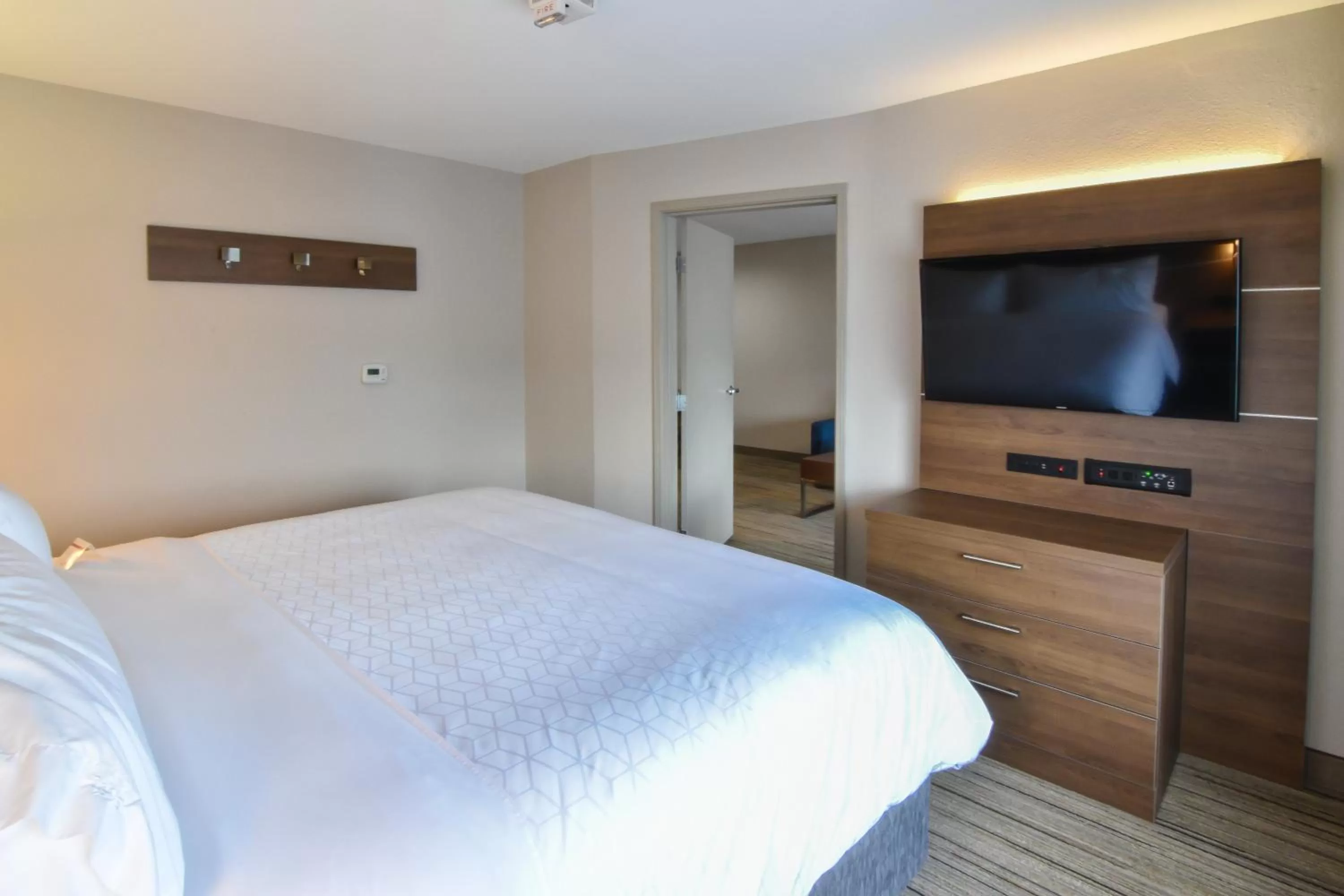 Photo of the whole room, Bed in Holiday Inn Express & Suites - Indianapolis Northwest by IHG