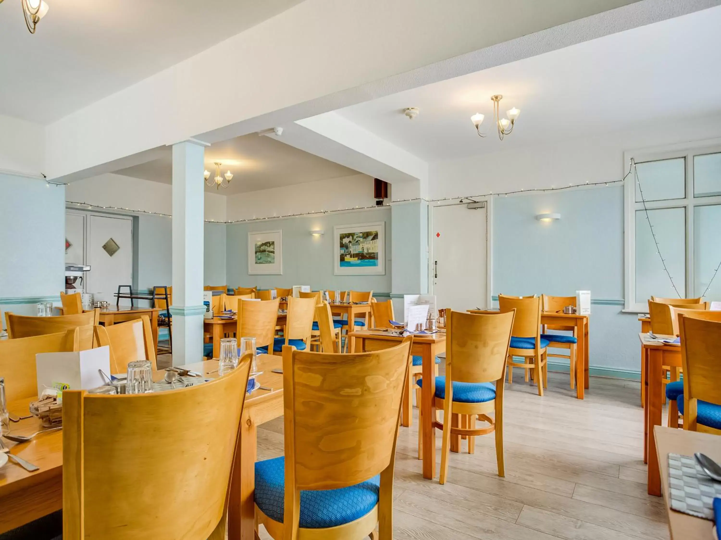 Restaurant/Places to Eat in OYO Godolphin Arms Hotel