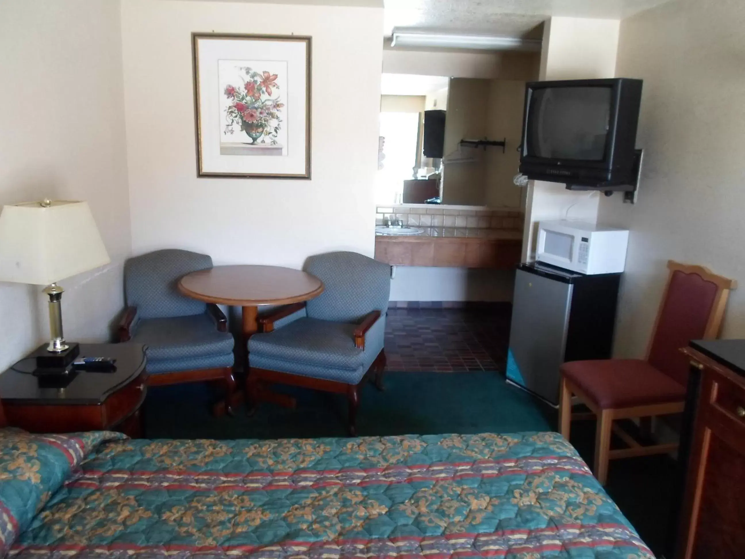 Photo of the whole room, Seating Area in Budget Inn Morgan Hill