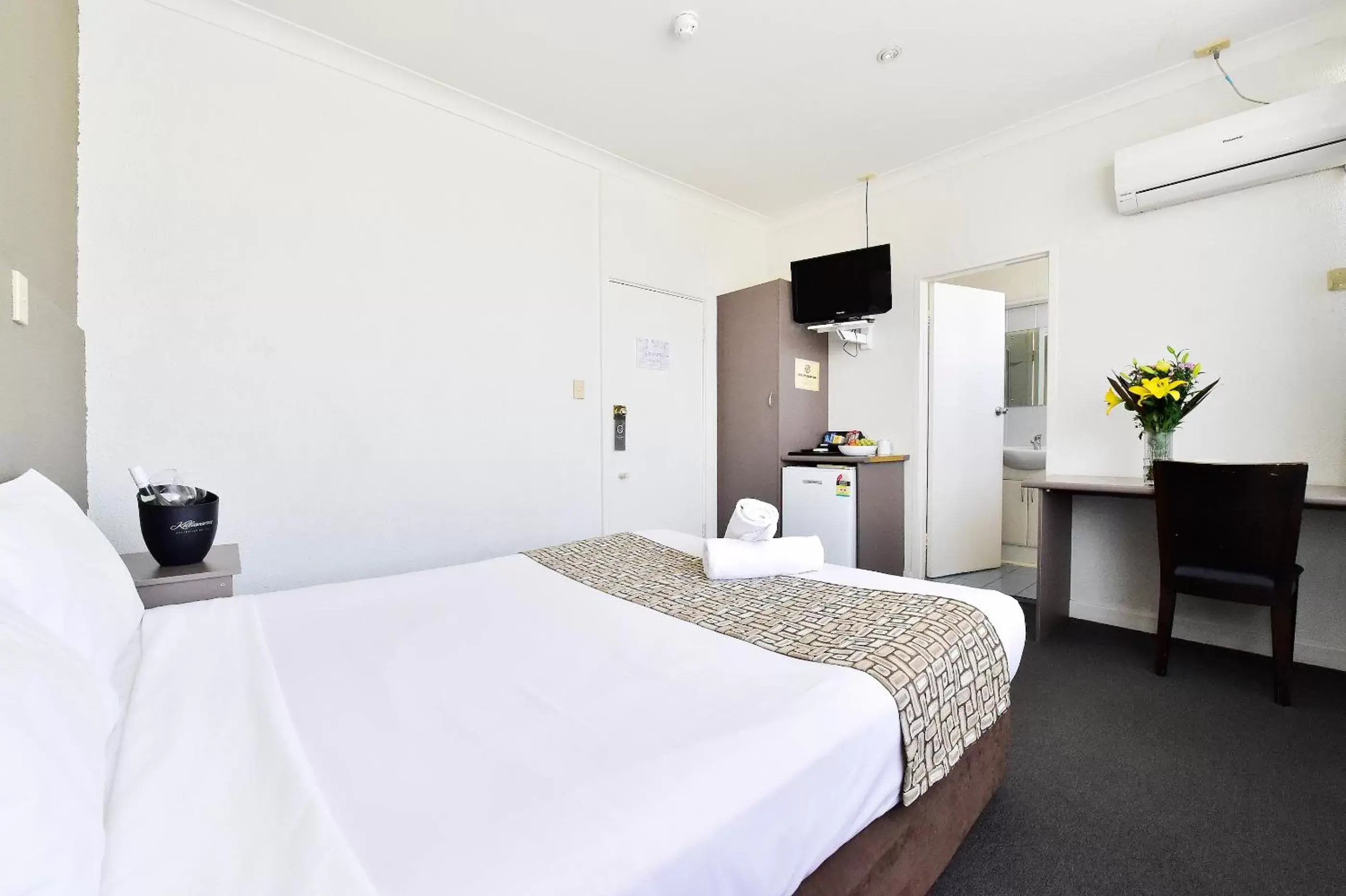 Photo of the whole room, Room Photo in Diplomat Hotel Alice Springs